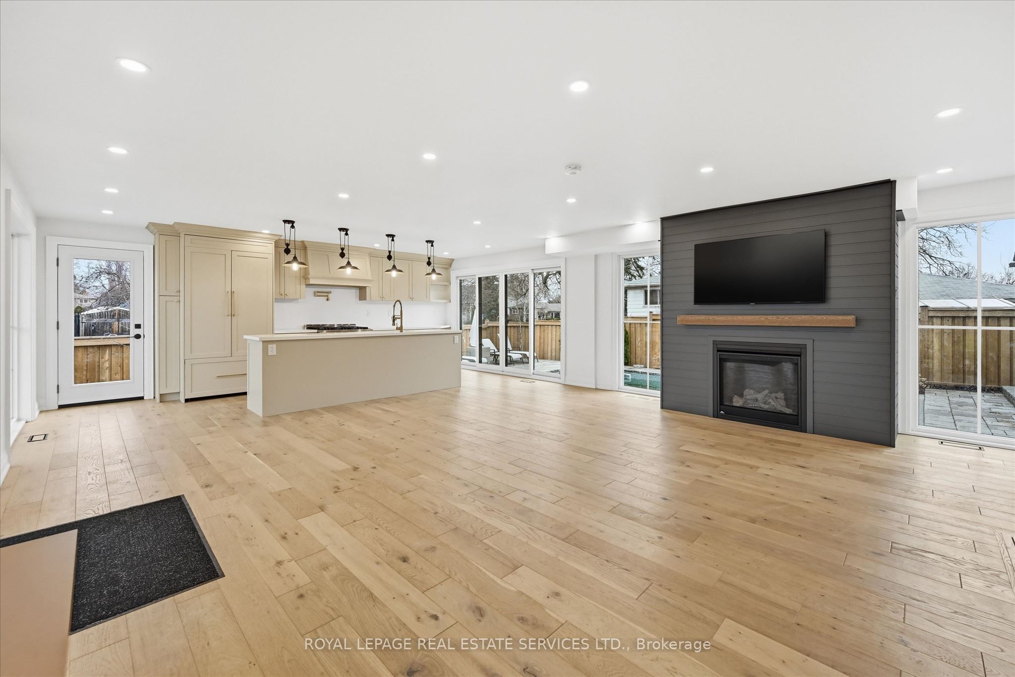 2212 Urwin Crescent Property Photo 6