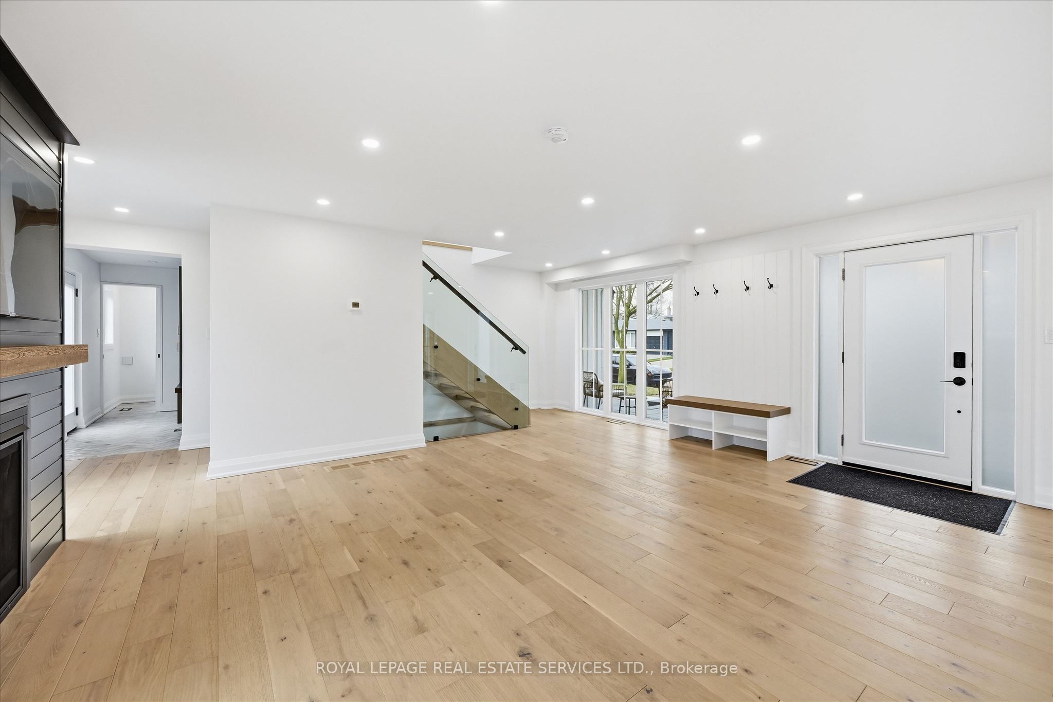 2212 Urwin Crescent Property Photo 8