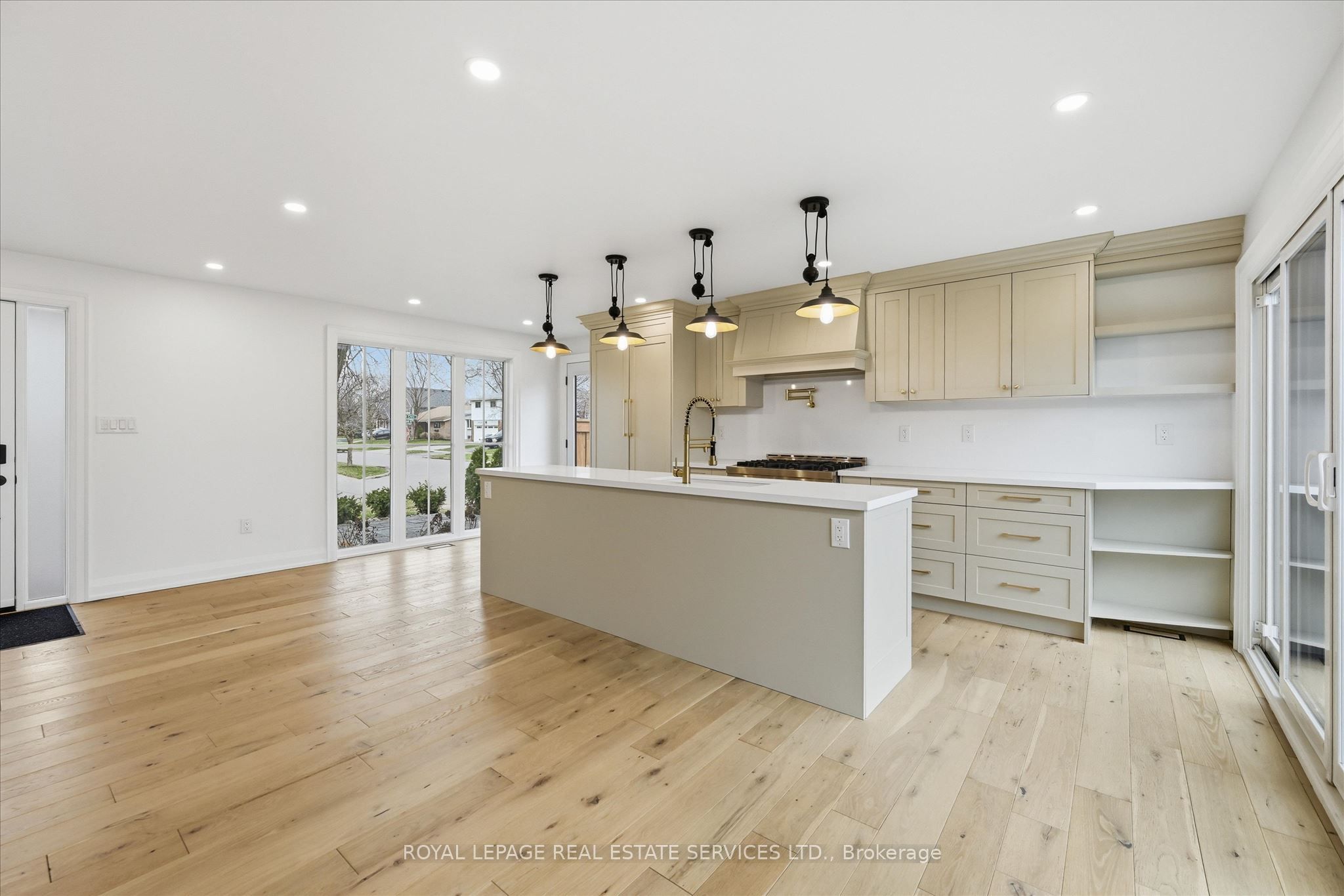 2212 Urwin Crescent Property Photo 10