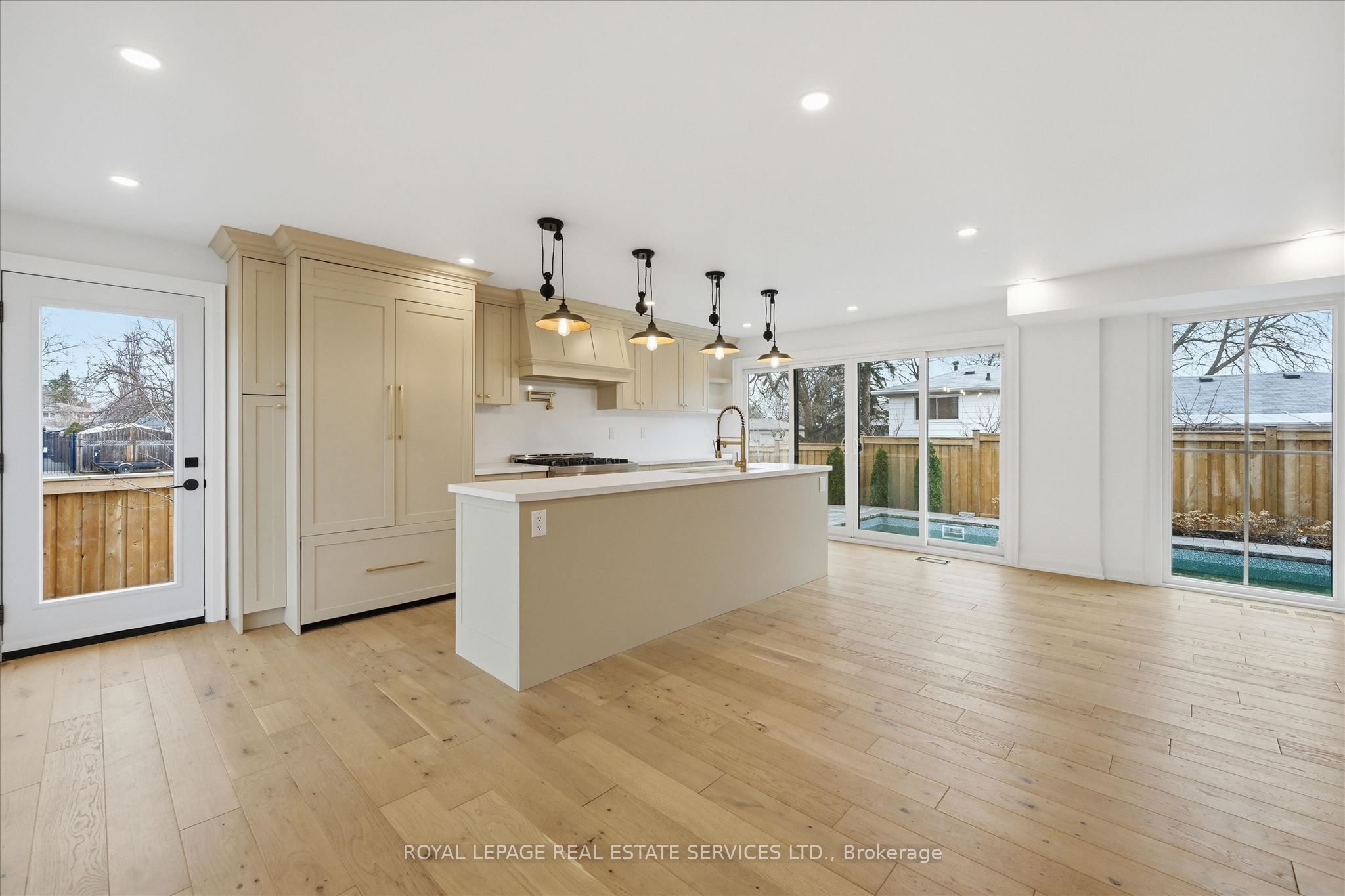 2212 Urwin Crescent Property Photo 11