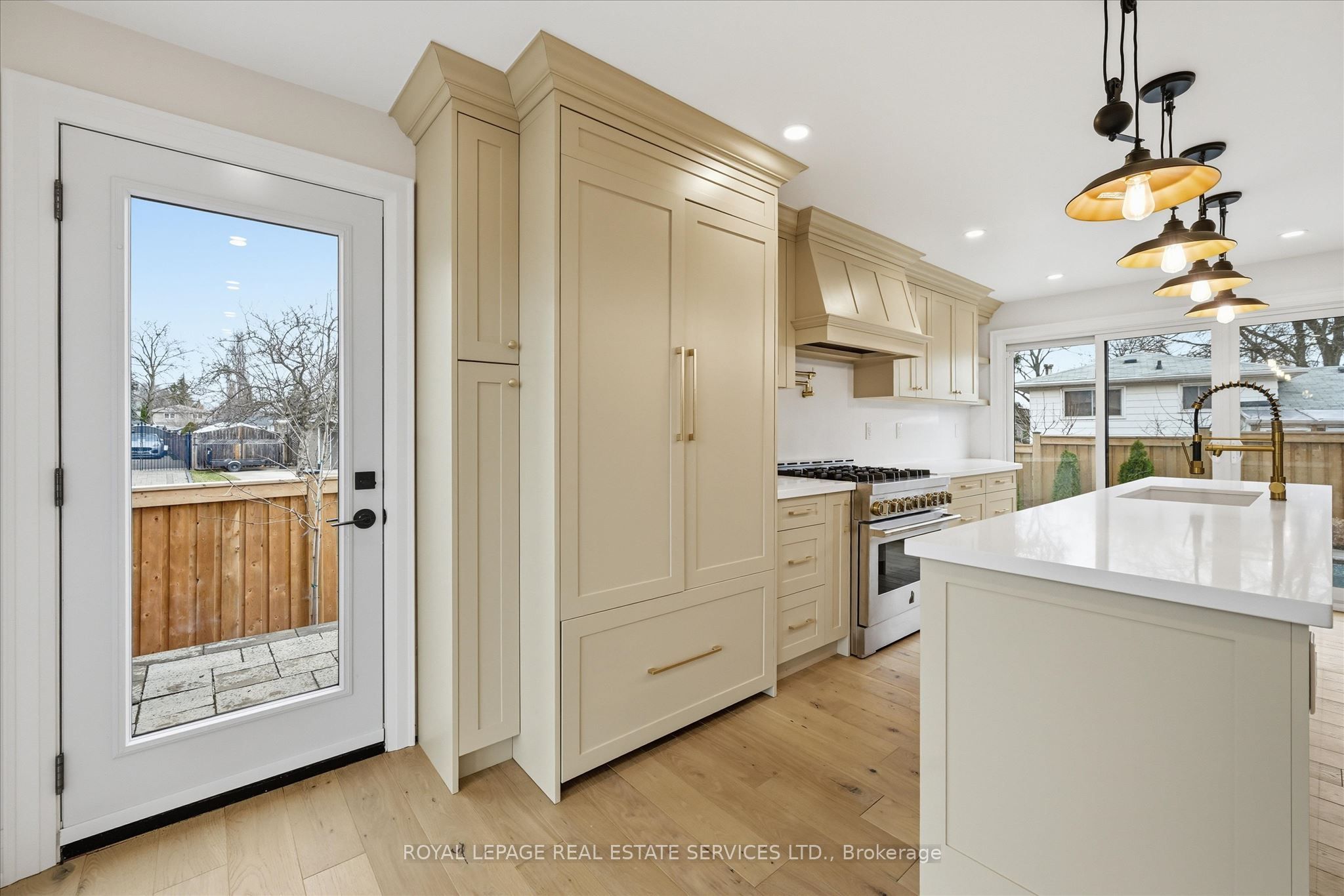 2212 Urwin Crescent Property Photo 12