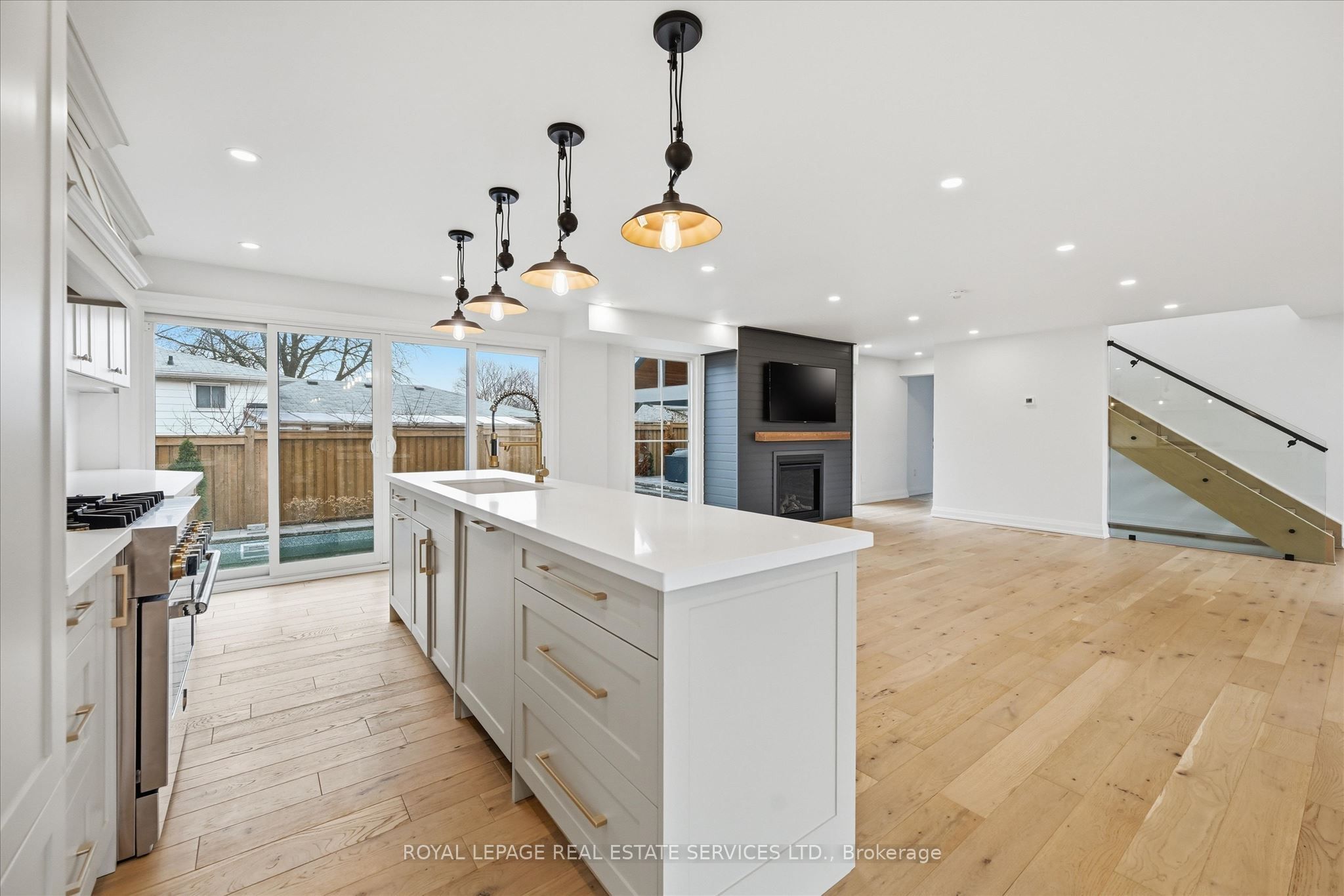 2212 Urwin Crescent Property Photo 13
