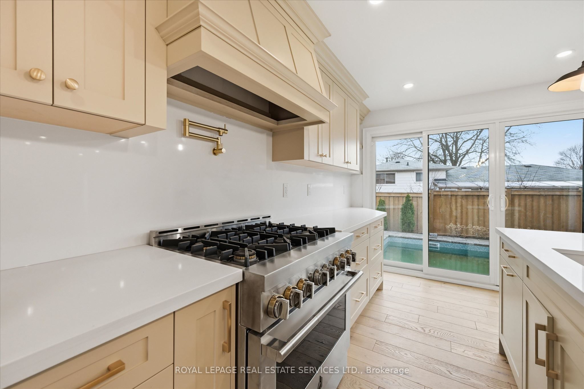 2212 Urwin Crescent Property Photo 14