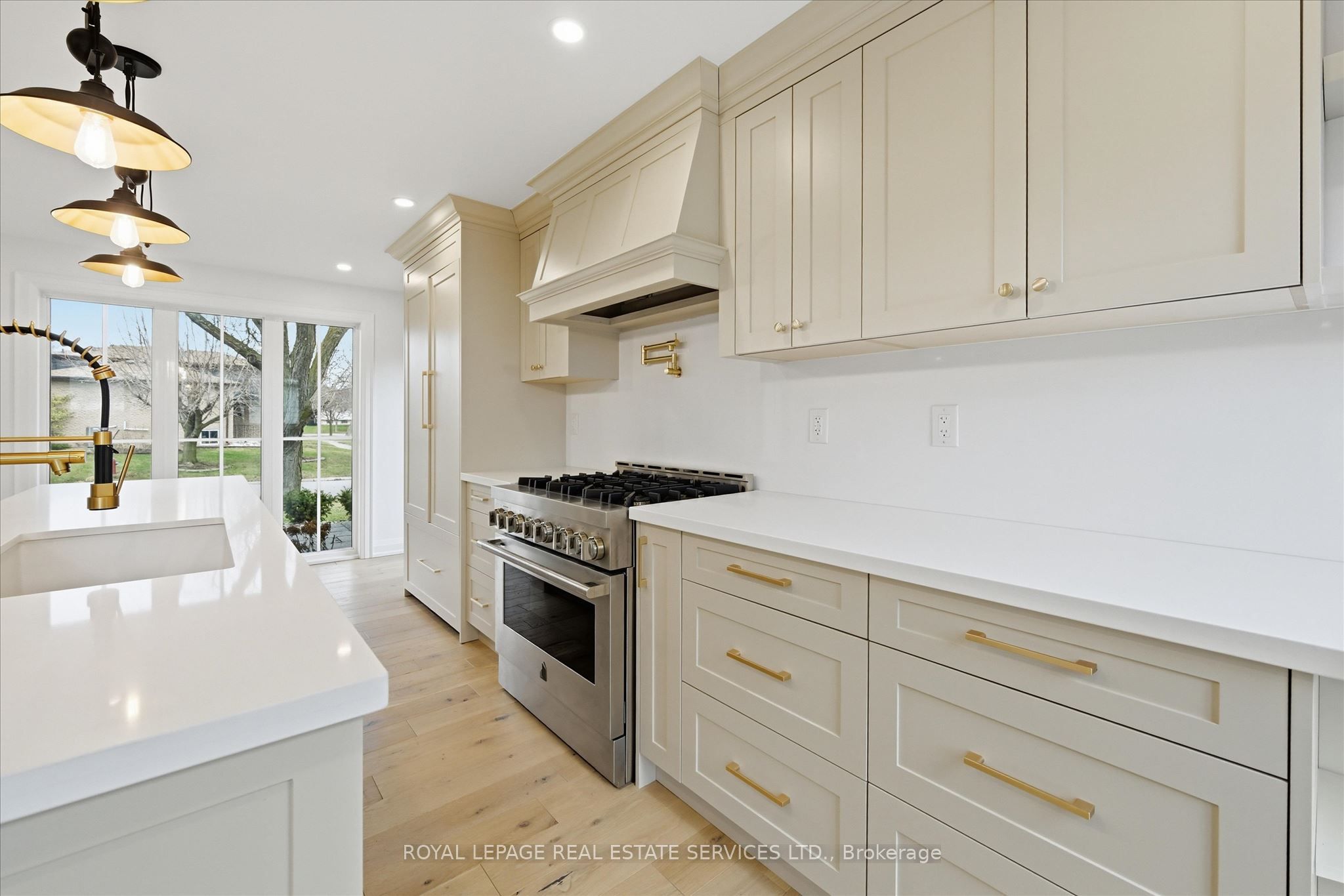 2212 Urwin Crescent Property Photo 16