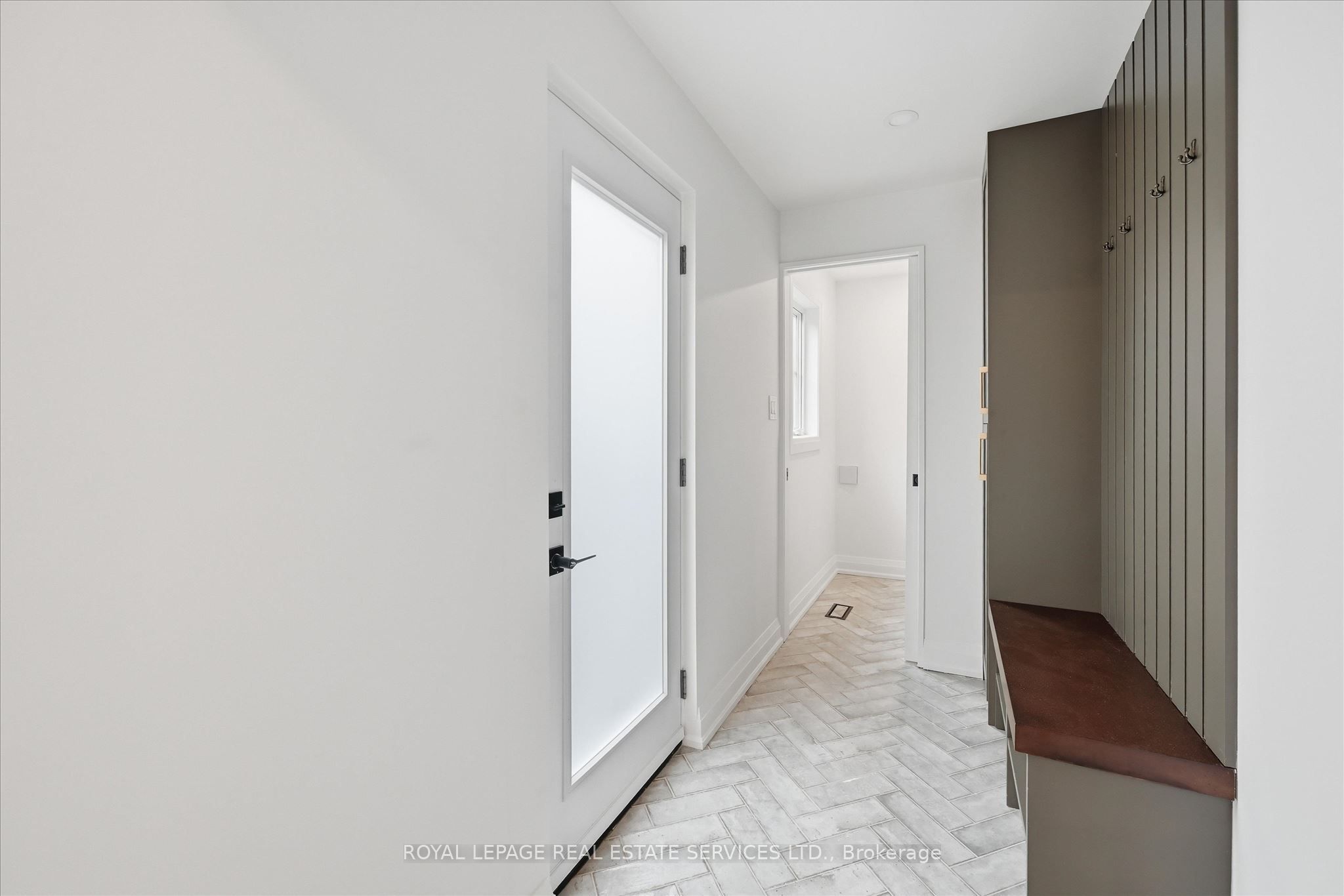 2212 Urwin Crescent Property Photo 18