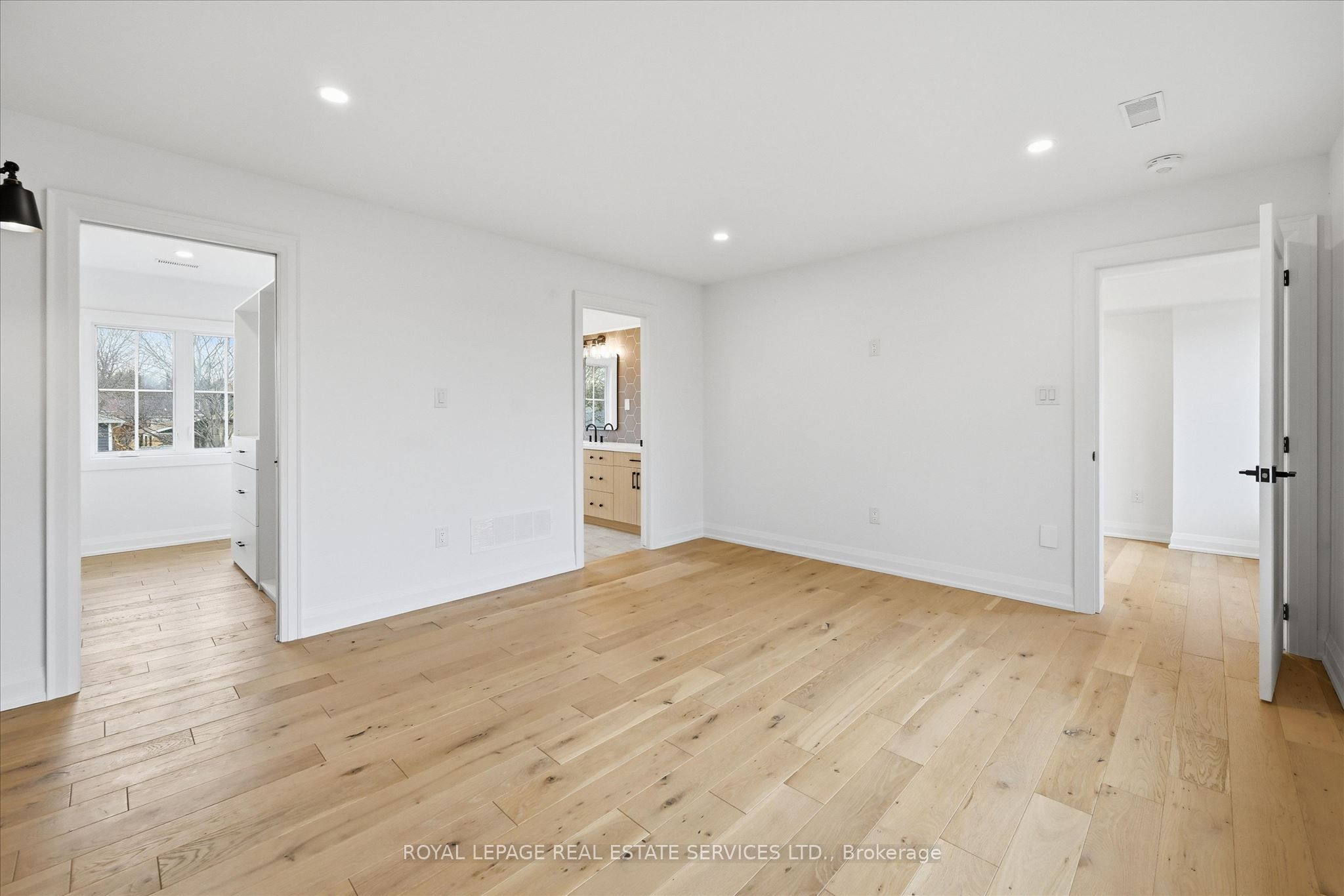 2212 Urwin Crescent Property Photo 22