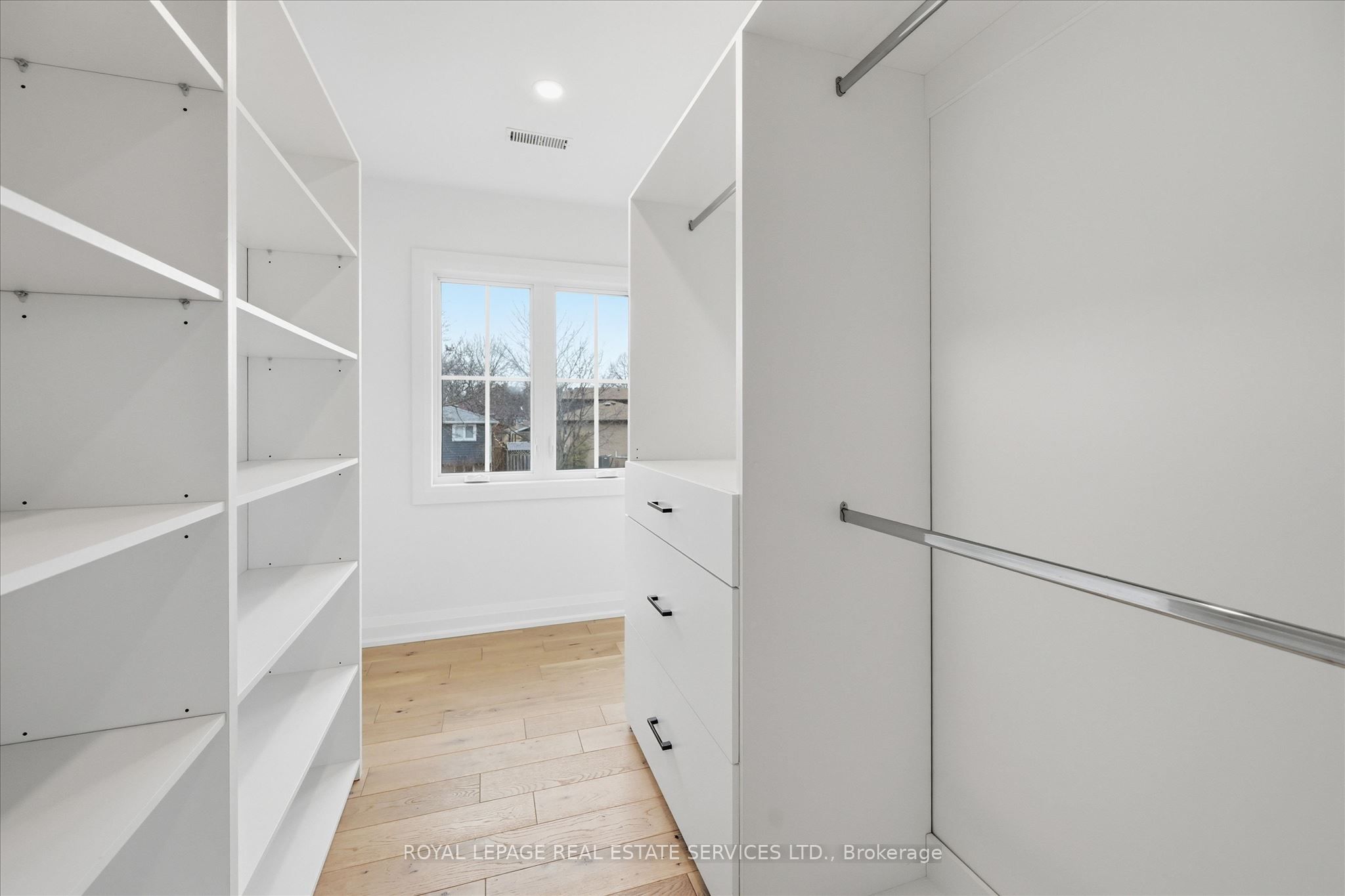 2212 Urwin Crescent Property Photo 23