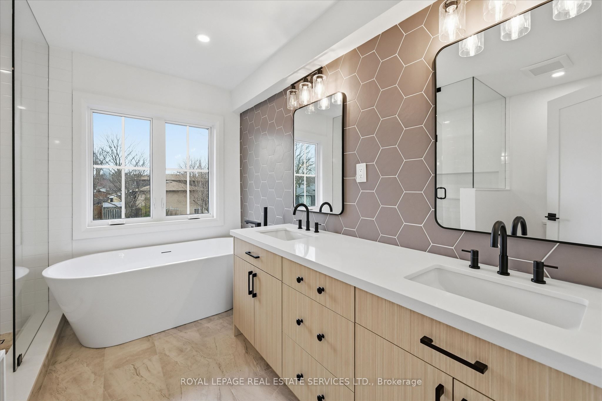 2212 Urwin Crescent Property Photo 24