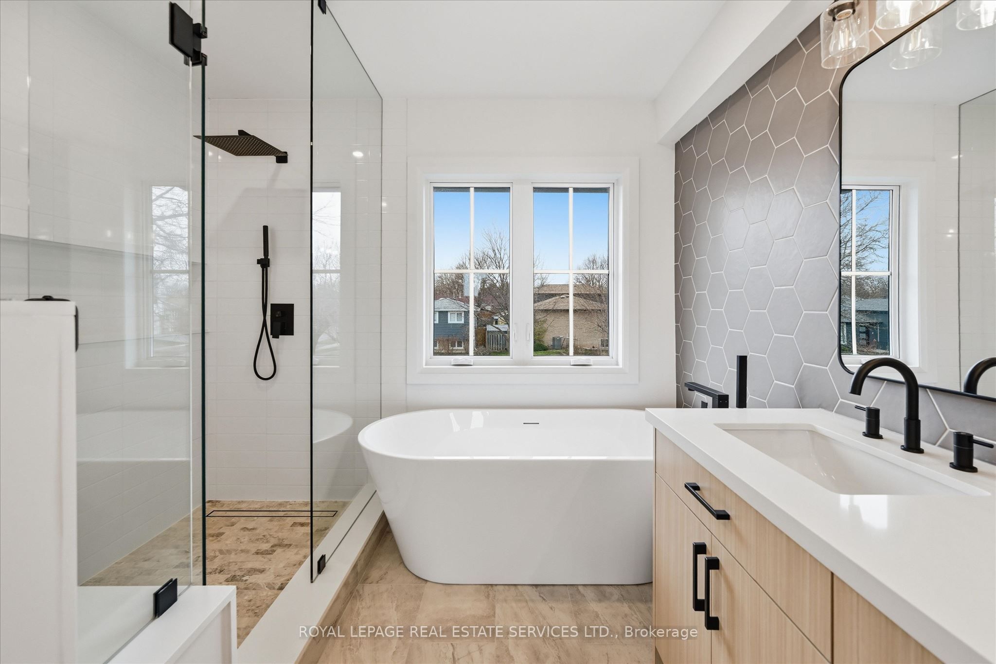 2212 Urwin Crescent Property Photo 25