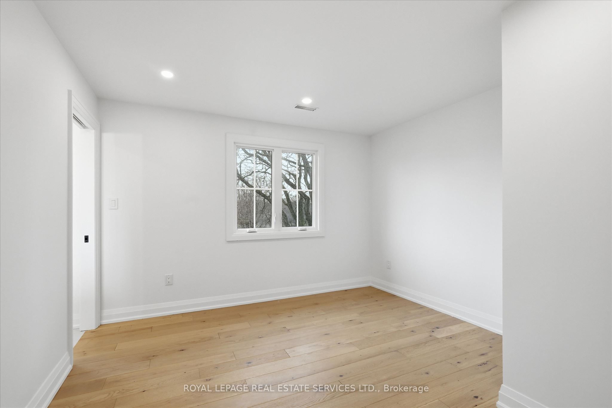 2212 Urwin Crescent Property Photo 27