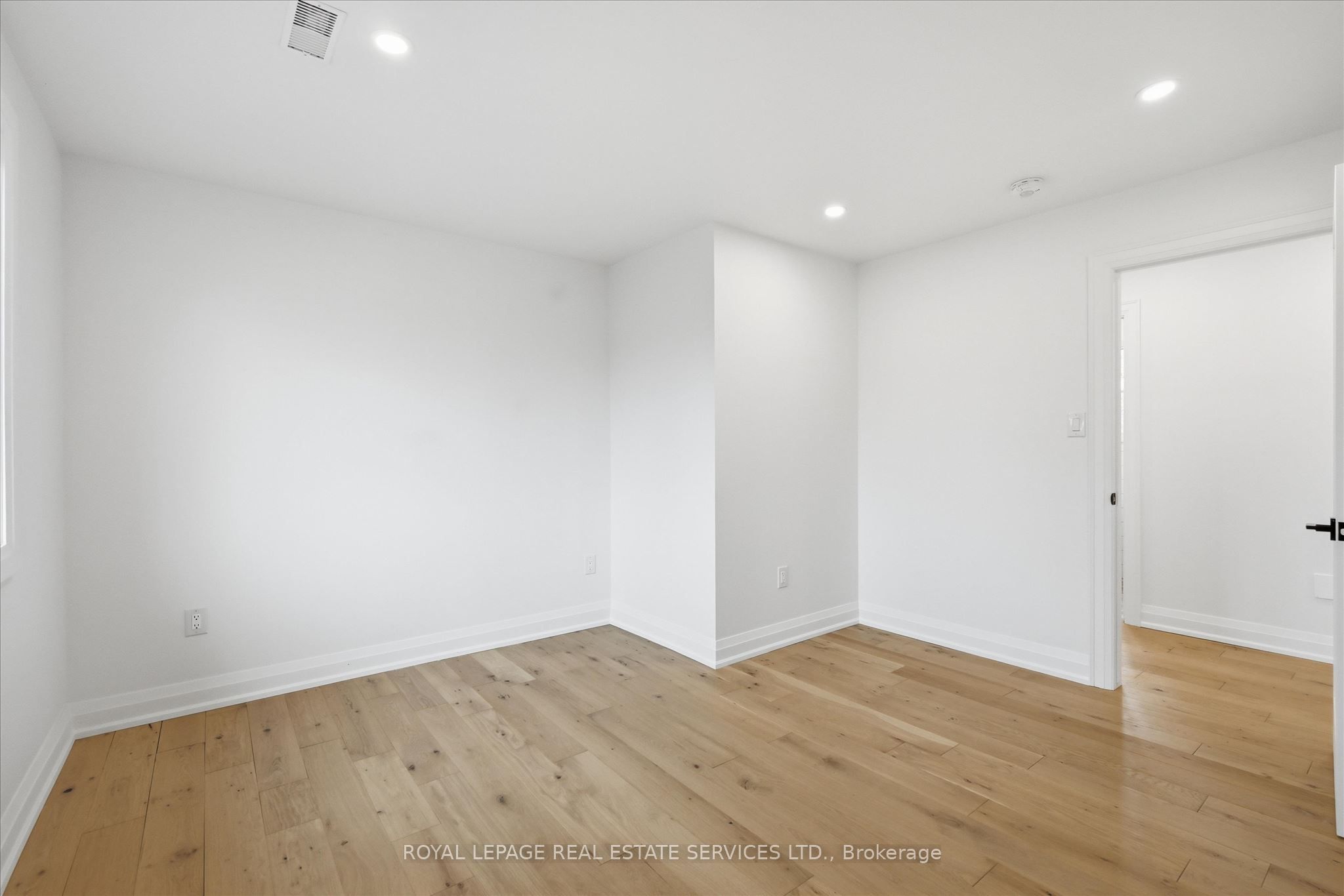 2212 Urwin Crescent Property Photo 28