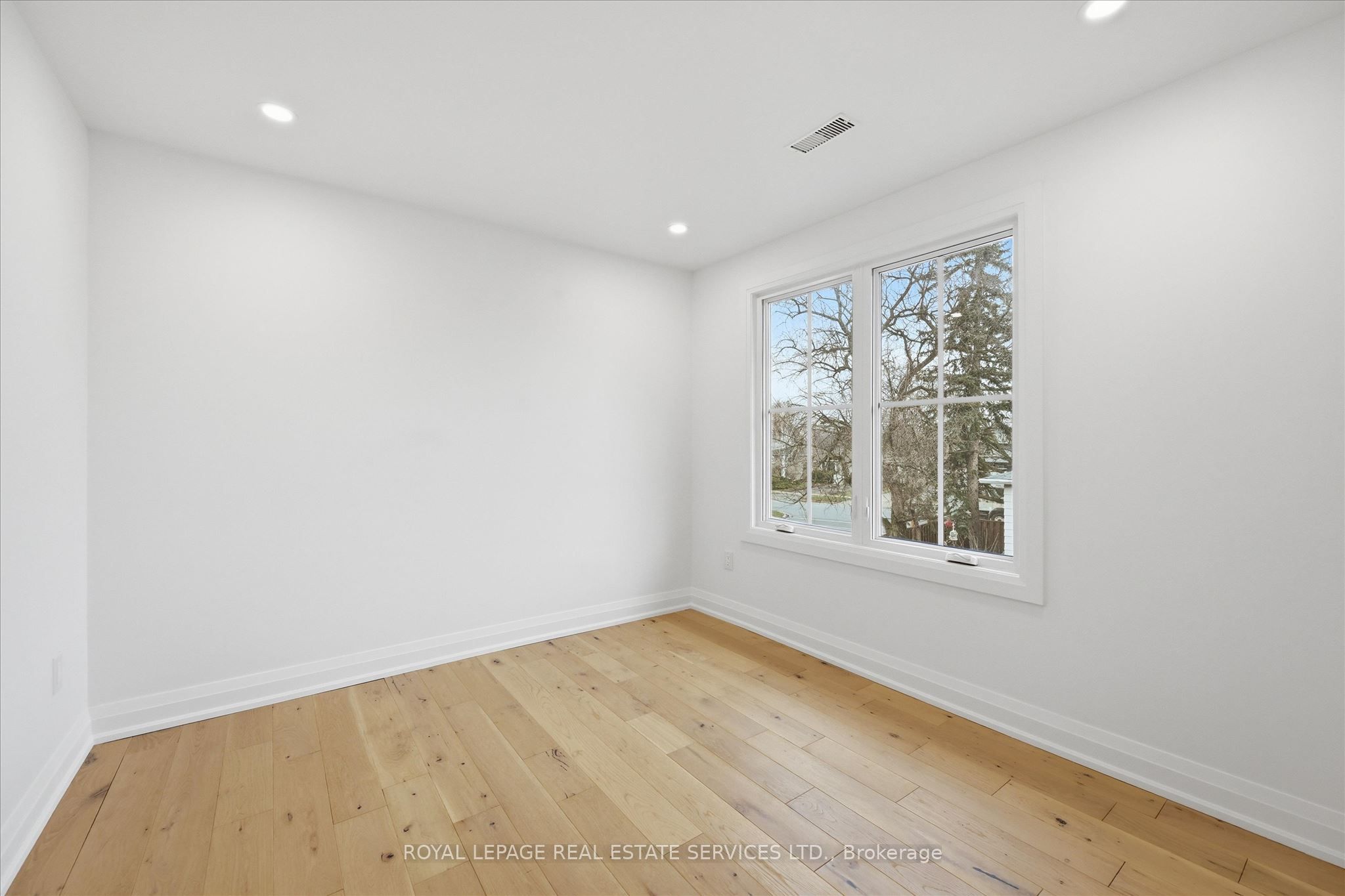 2212 Urwin Crescent Property Photo 31