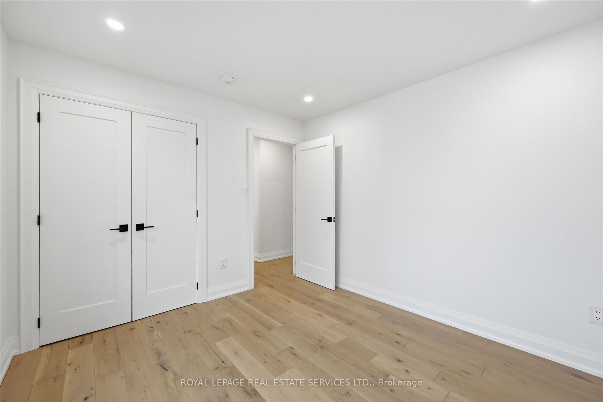 2212 Urwin Crescent Property Photo 32