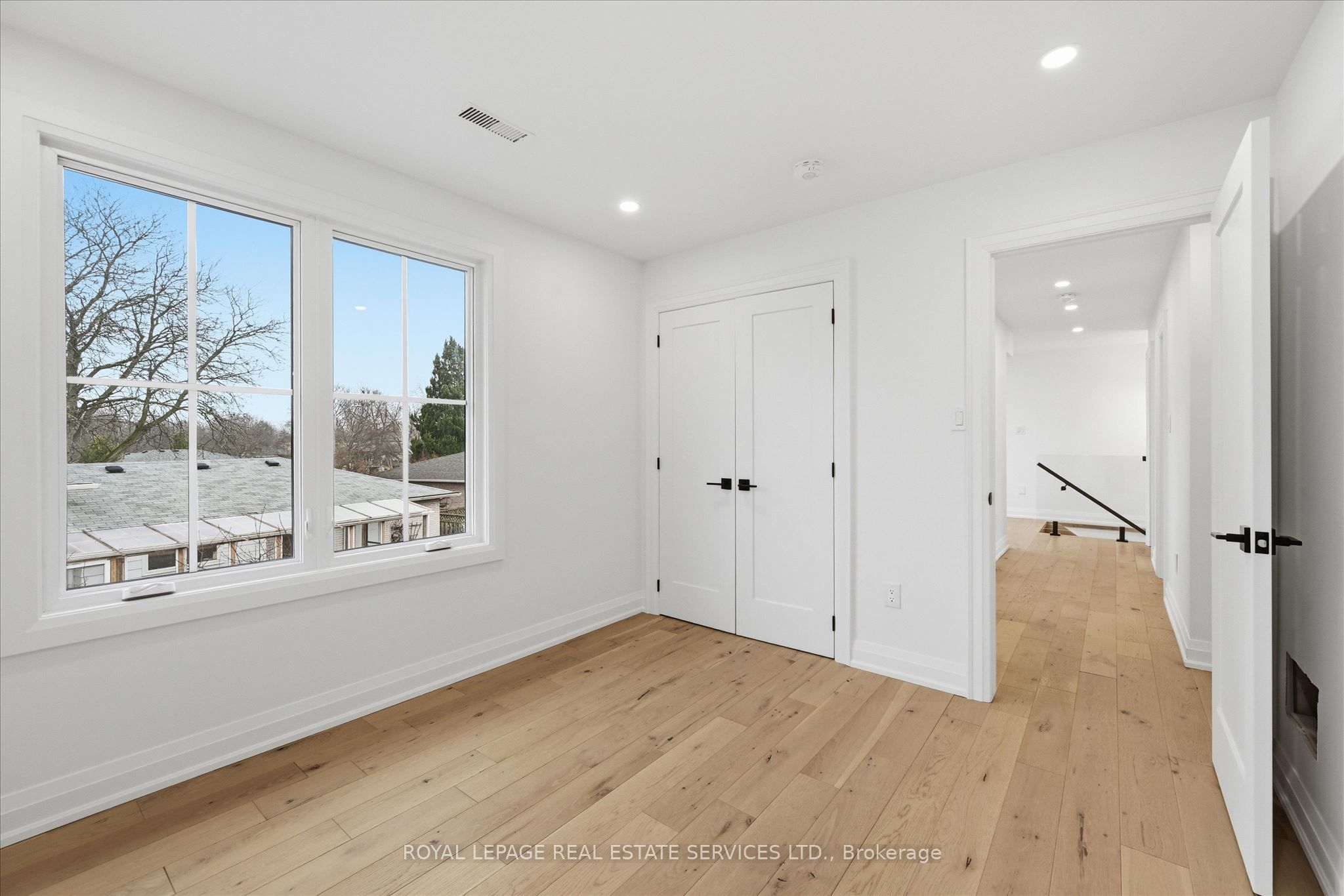 2212 Urwin Crescent Property Photo 33