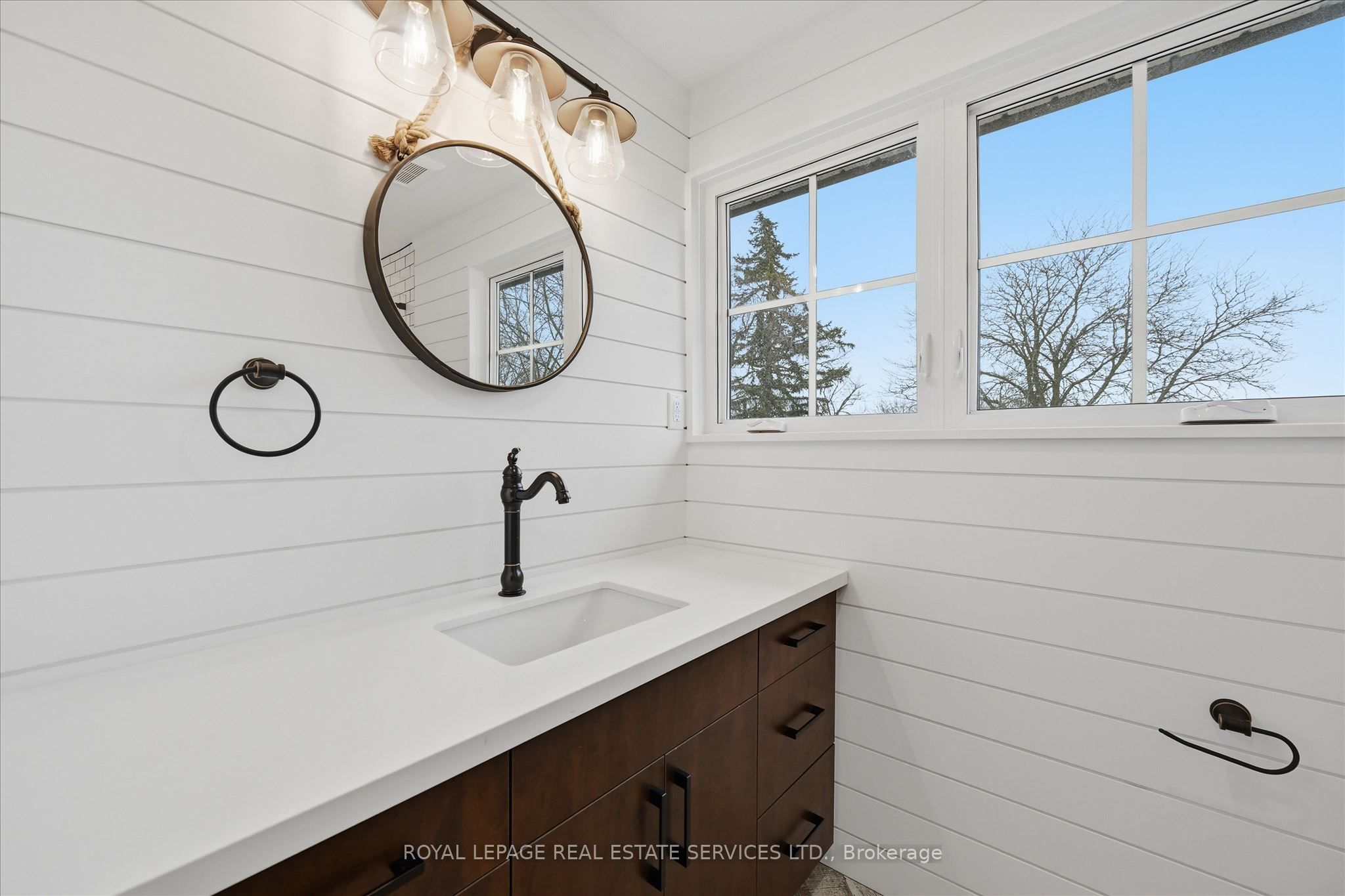2212 Urwin Crescent Property Photo 34