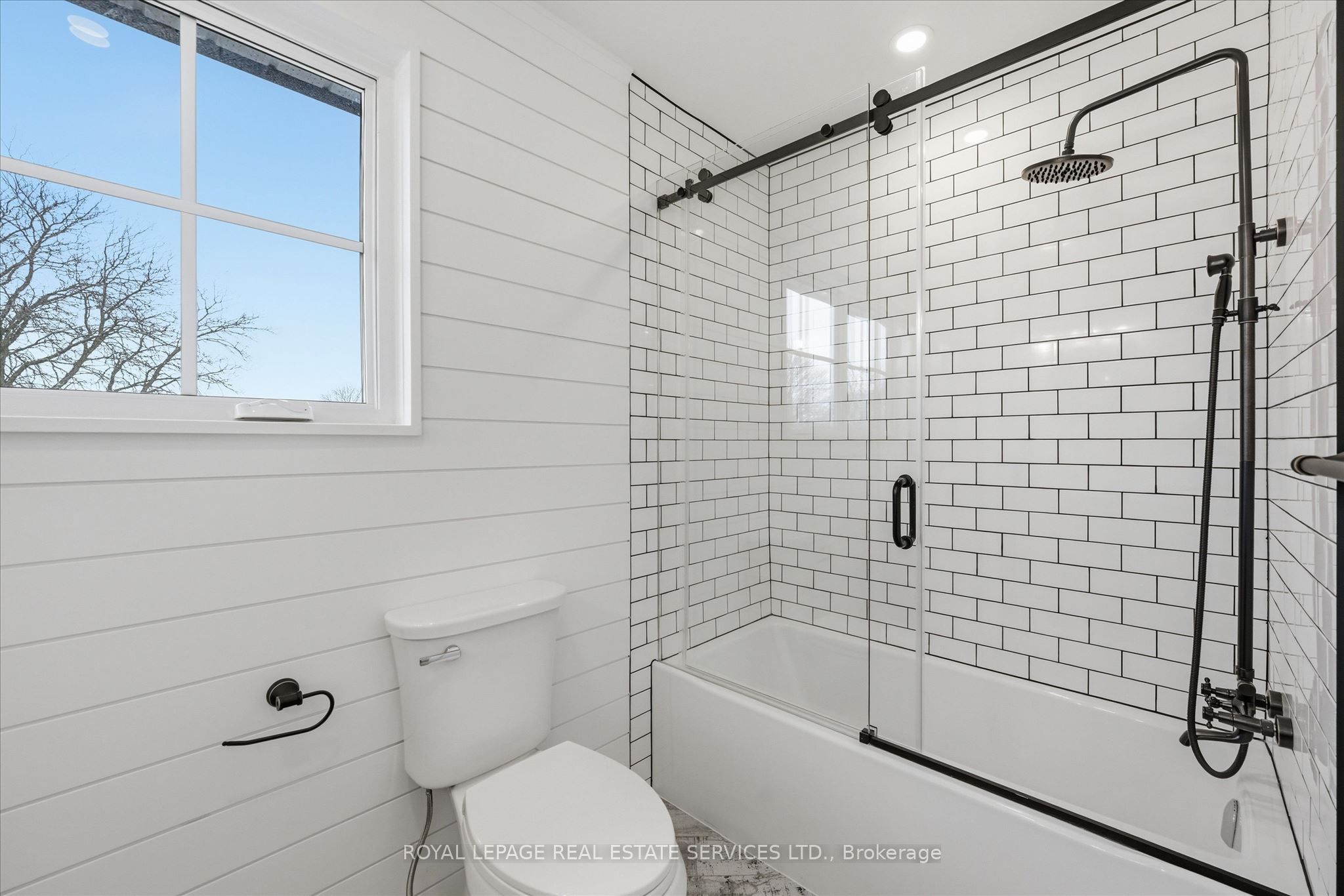 2212 Urwin Crescent Property Photo 35