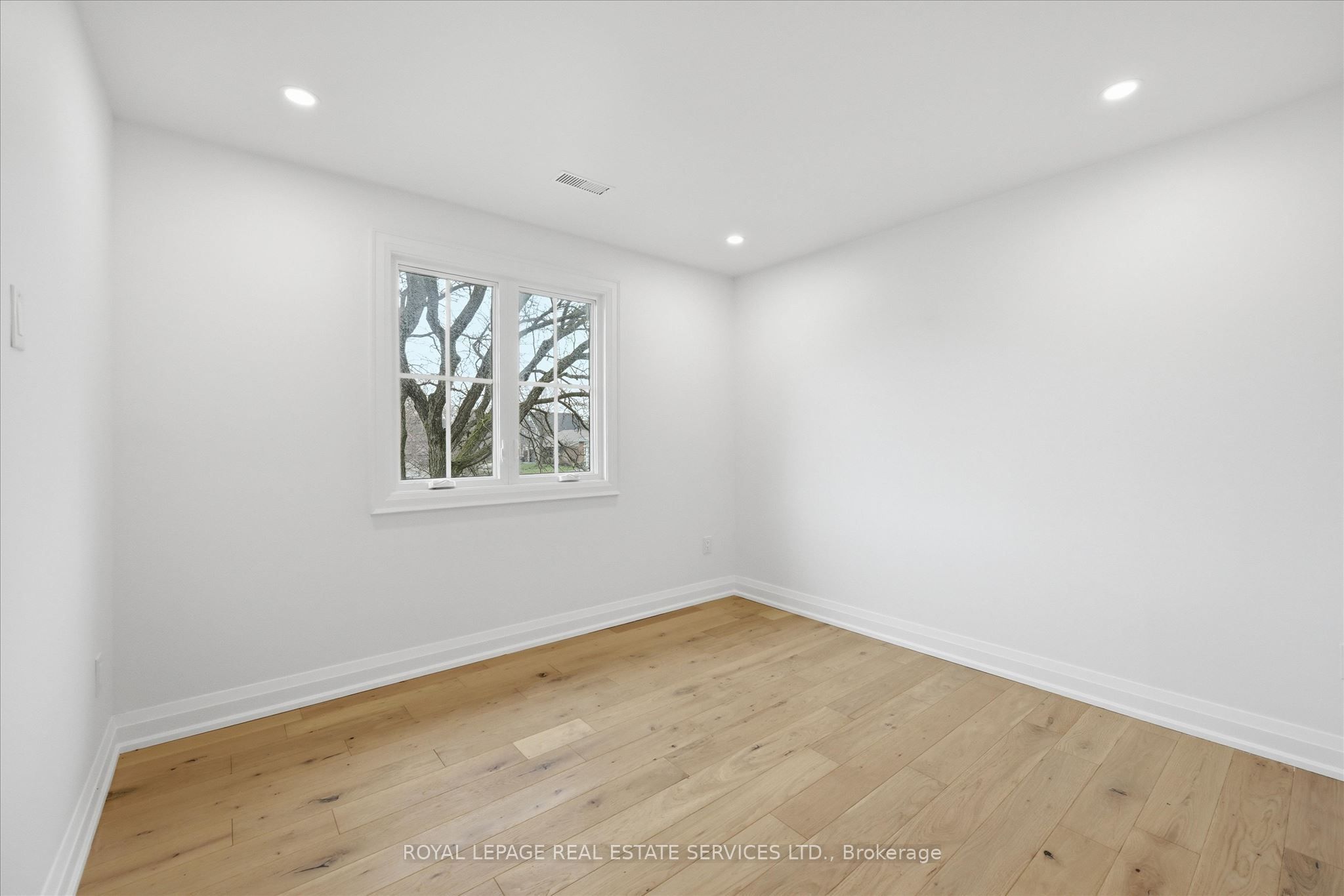 2212 Urwin Crescent Property Photo 36