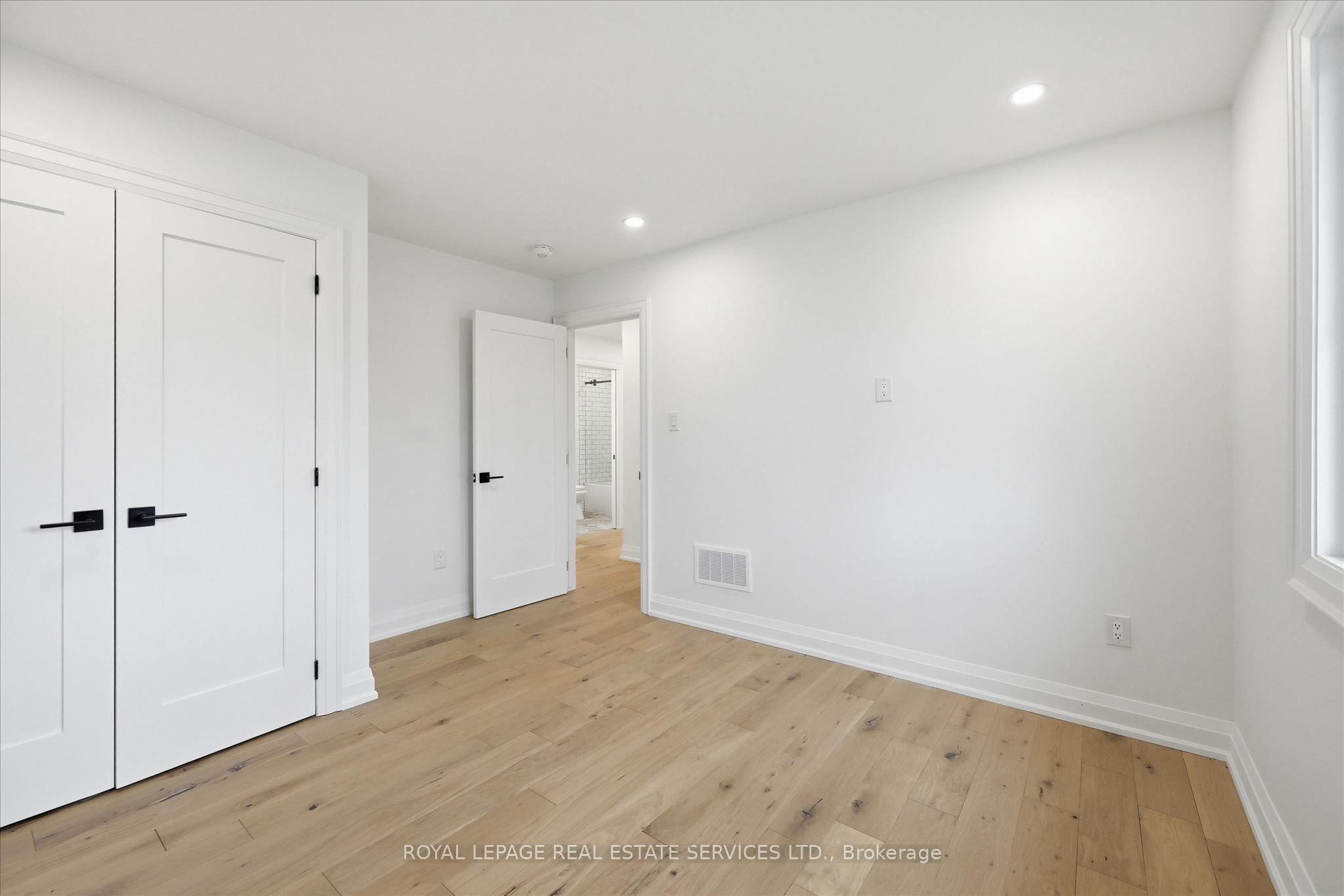 2212 Urwin Crescent Property Photo 37