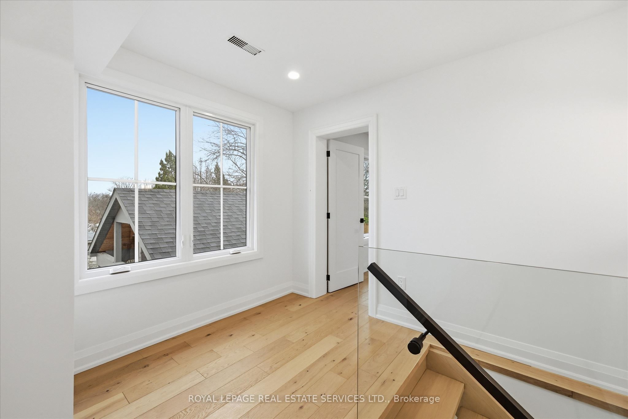 2212 Urwin Crescent Property Photo 38