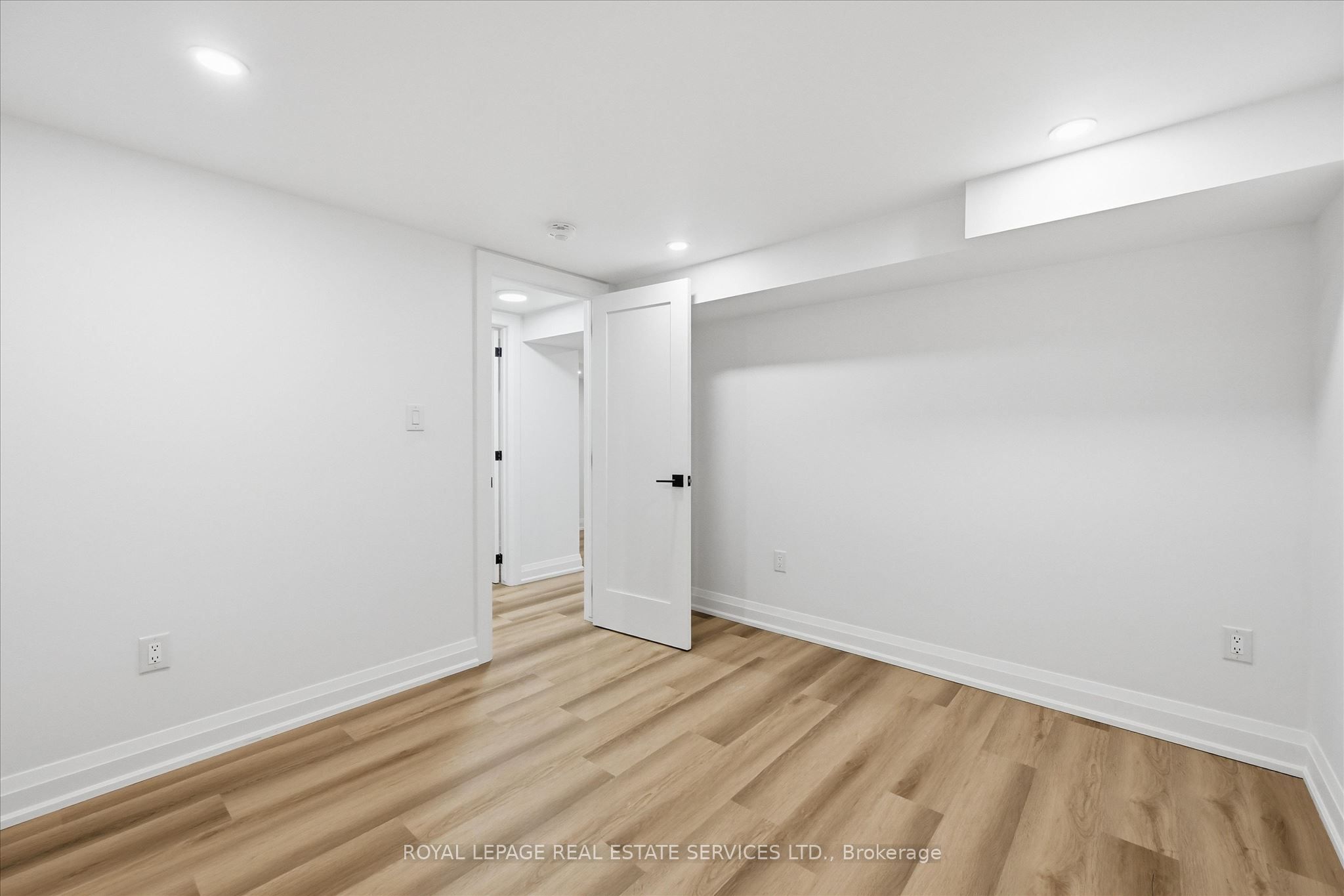 2212 Urwin Crescent Property Photo 44