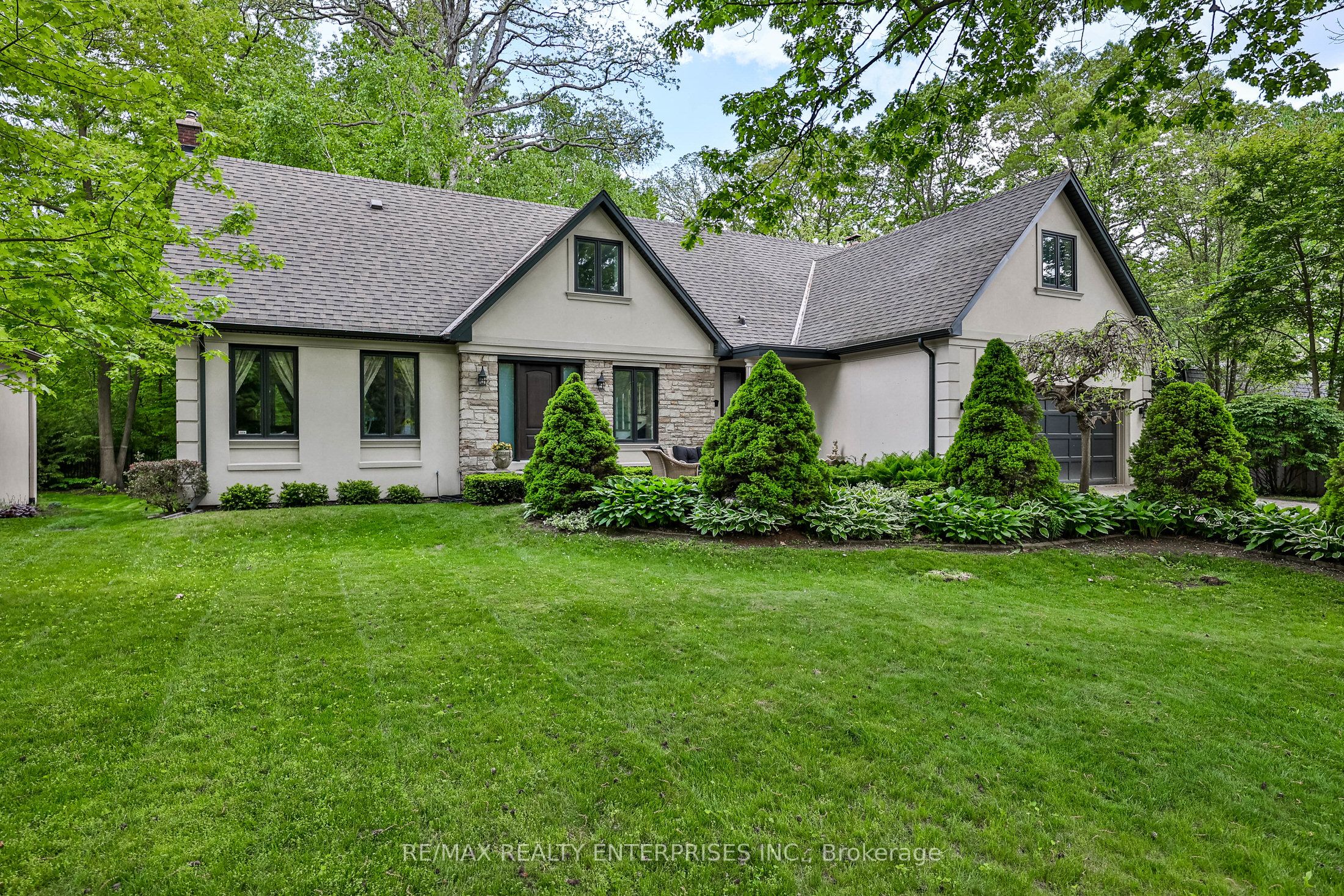 208 Mineola Road W Property Photo 3