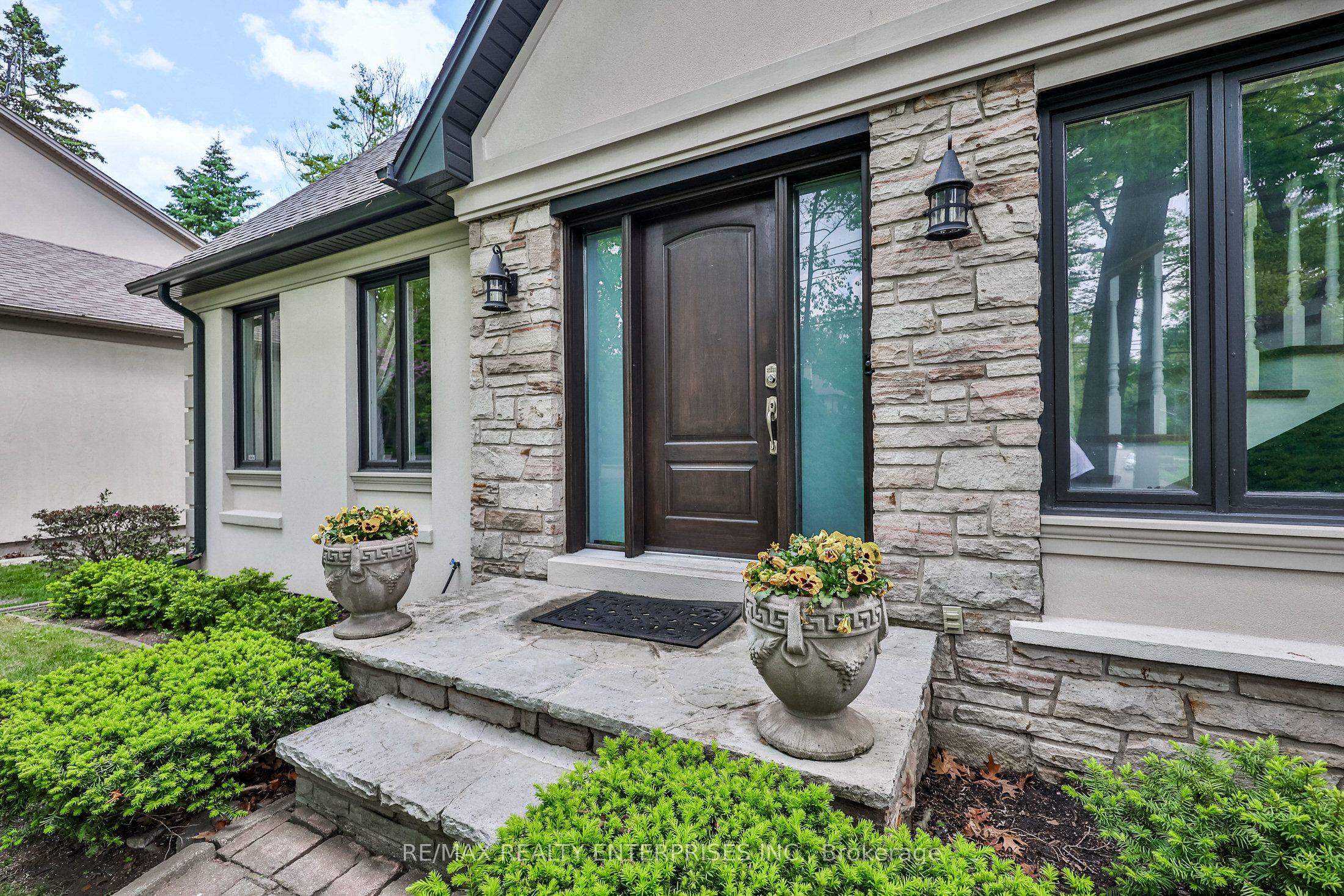 208 Mineola Road W Property Photo 6