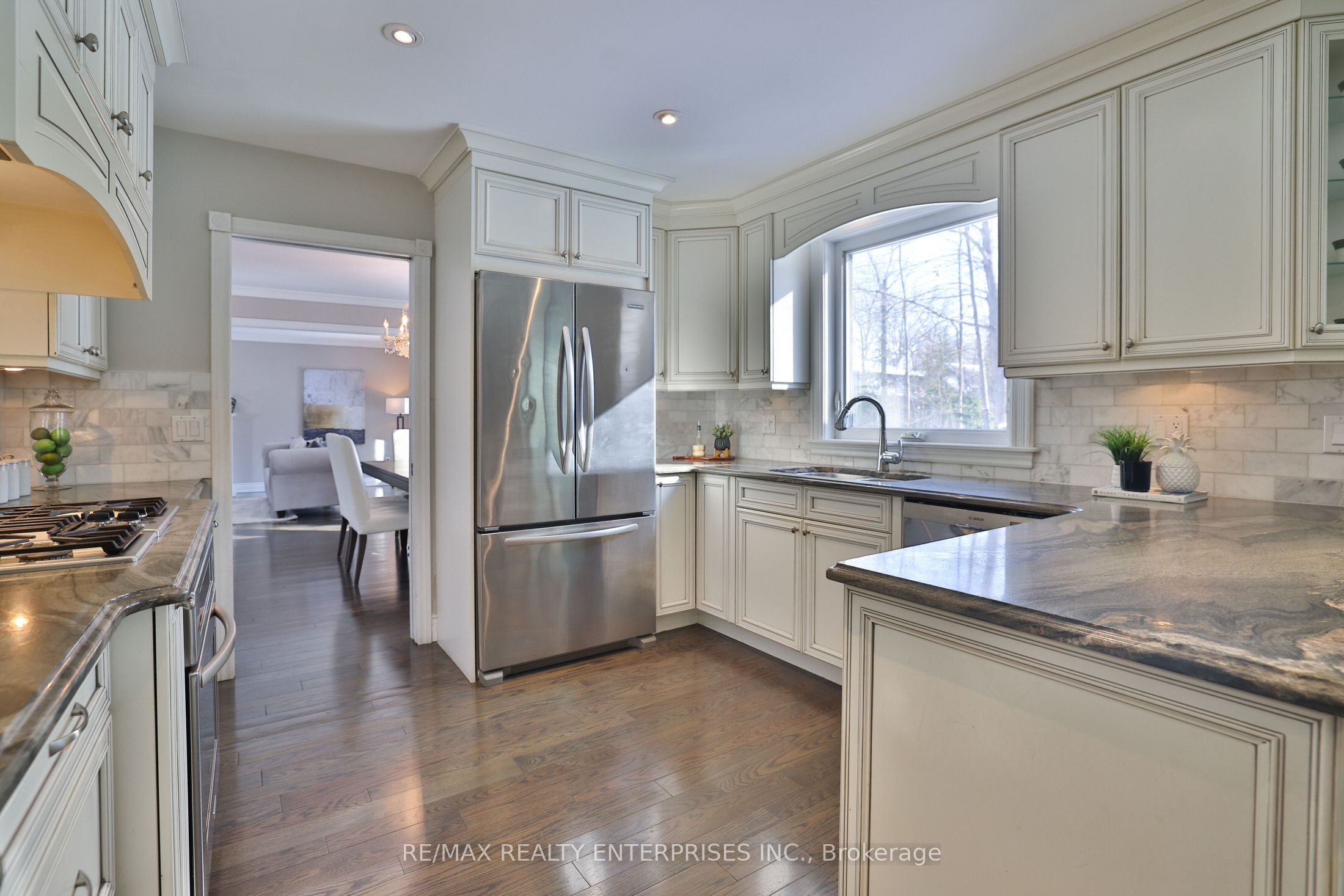 208 Mineola Road W Property Photo 13