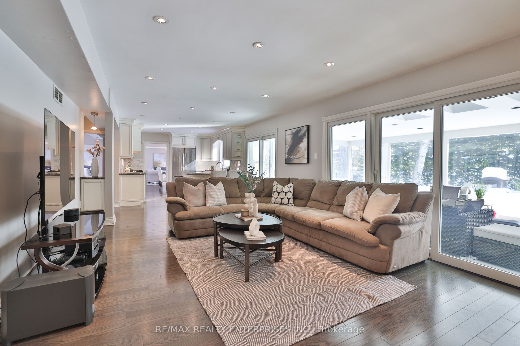 208 Mineola Road W Property Photo 17