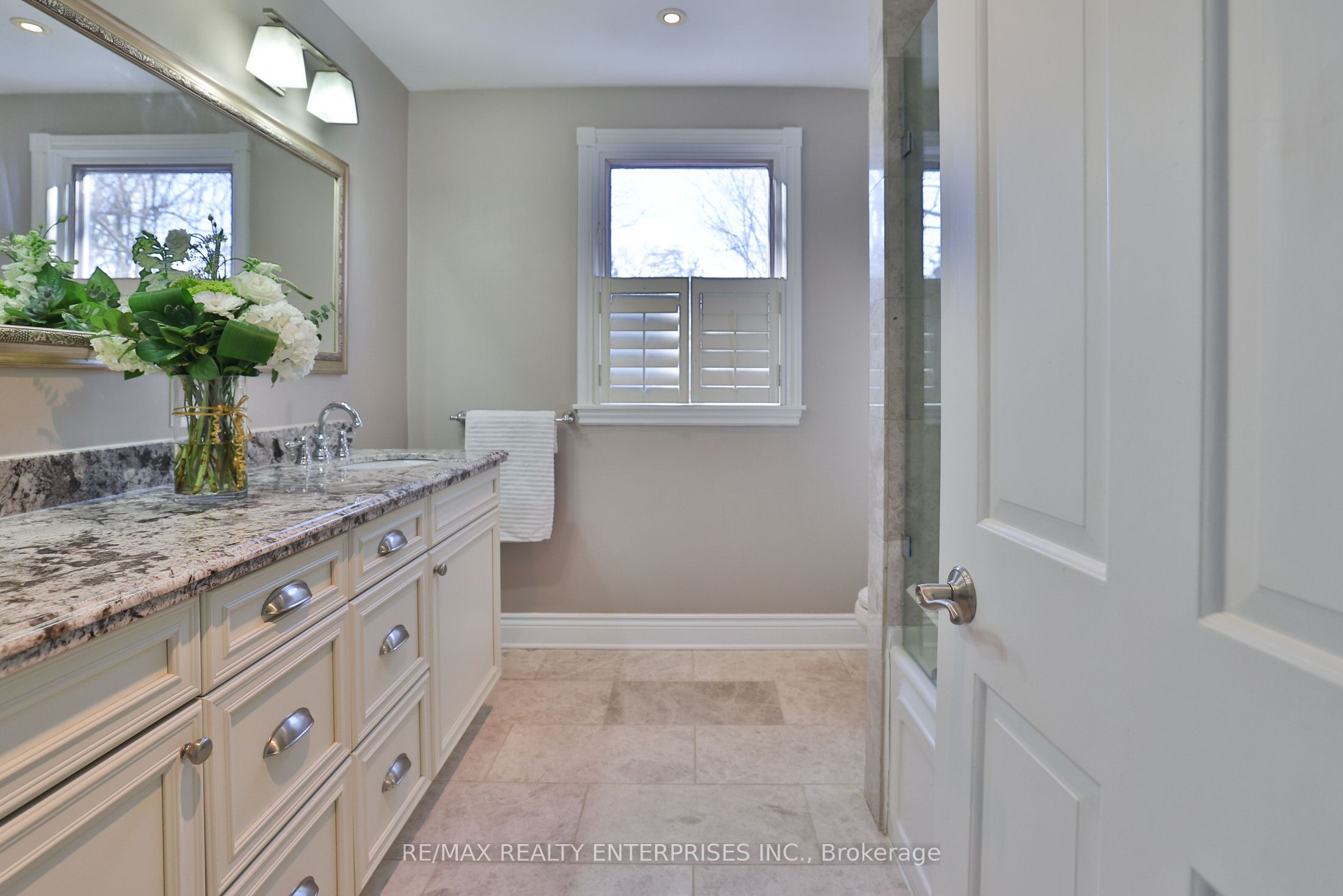 208 Mineola Road W Property Photo 31