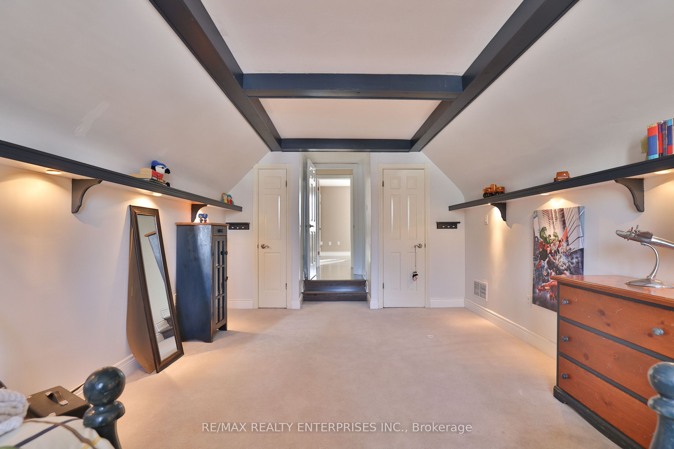 208 Mineola Road W Property Photo 34