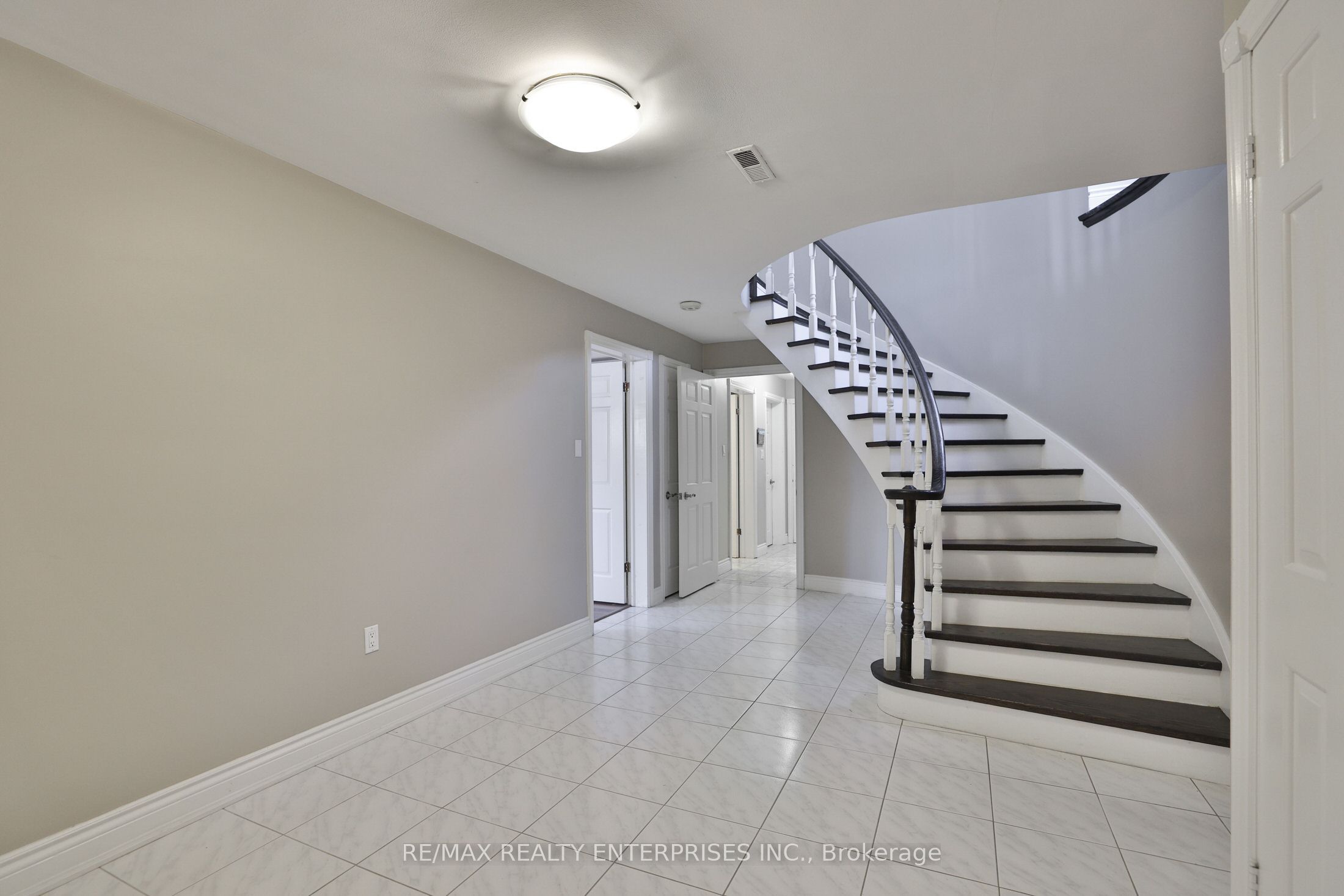 208 Mineola Road W Property Photo 35