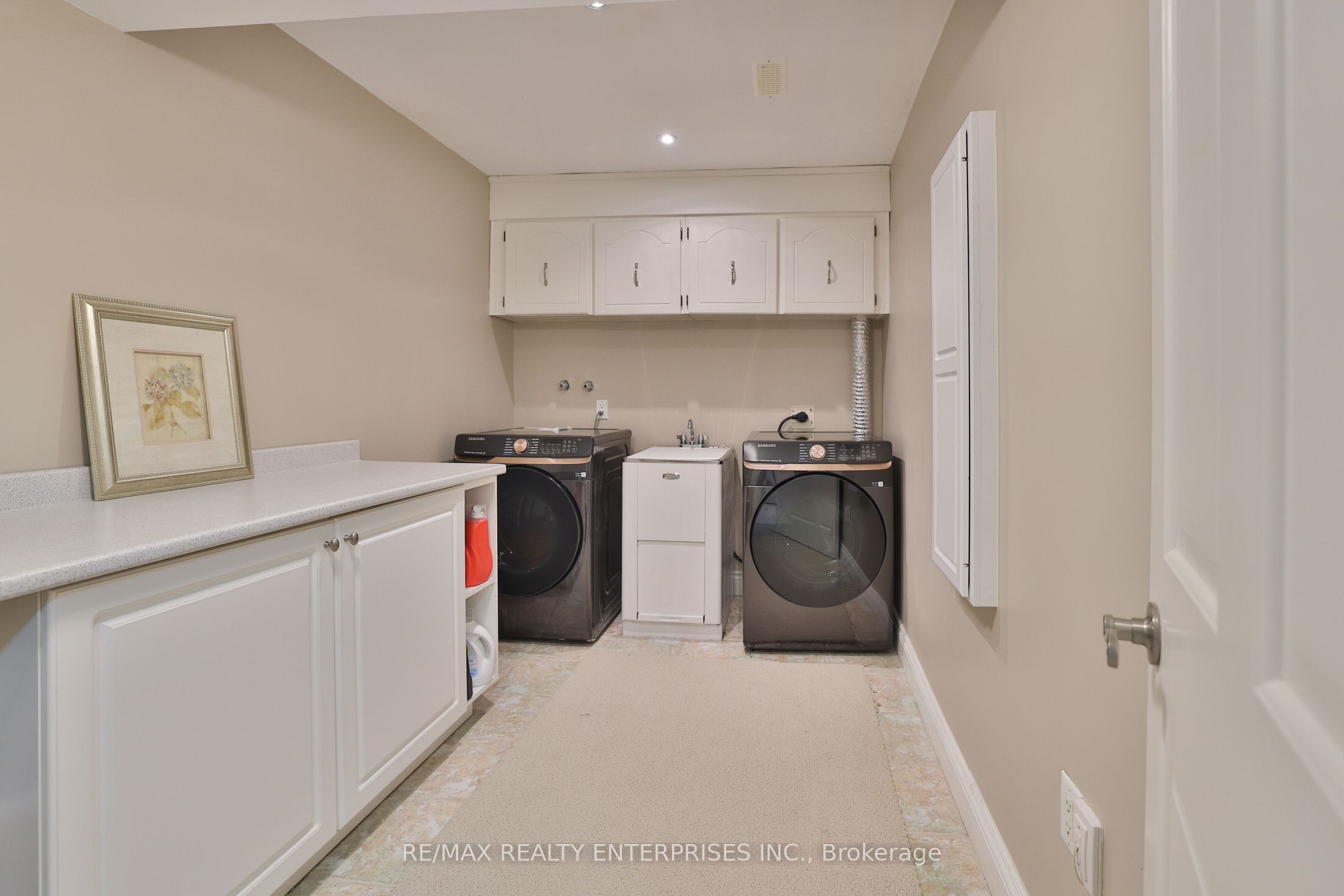 208 Mineola Road W Property Photo 38