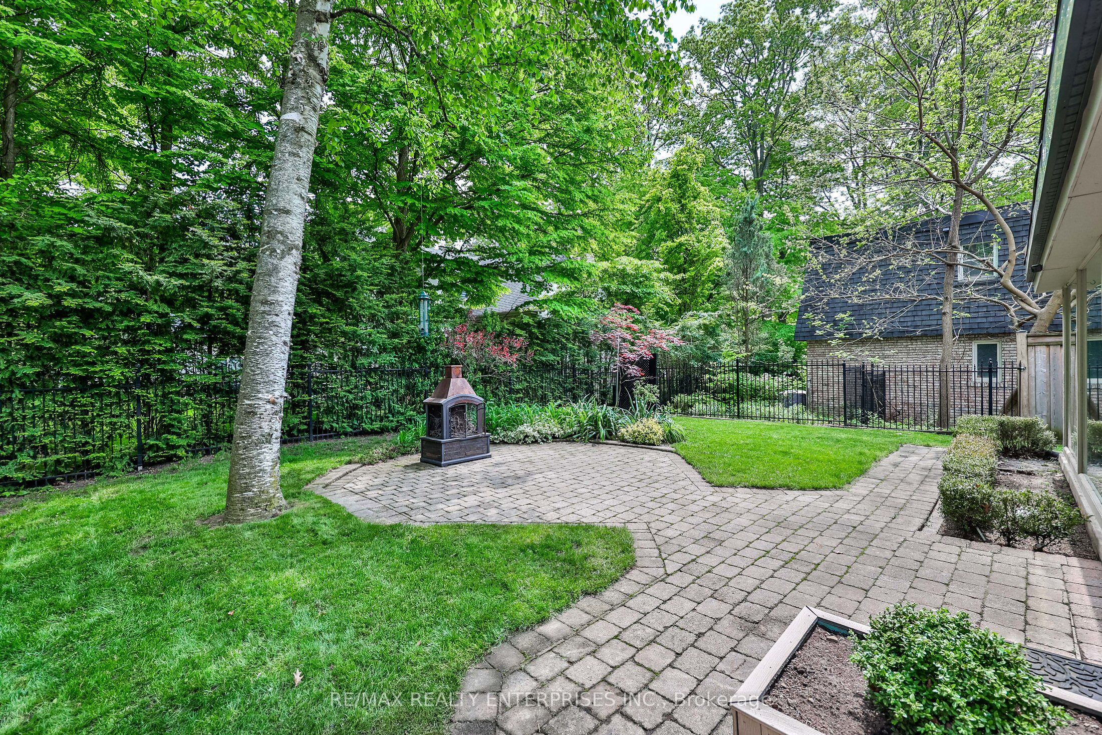 208 Mineola Road W Property Photo 44