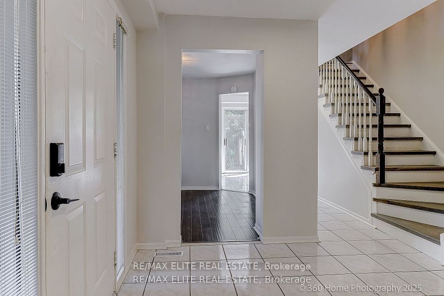 2032 Glenada Crescent Property Photo 4