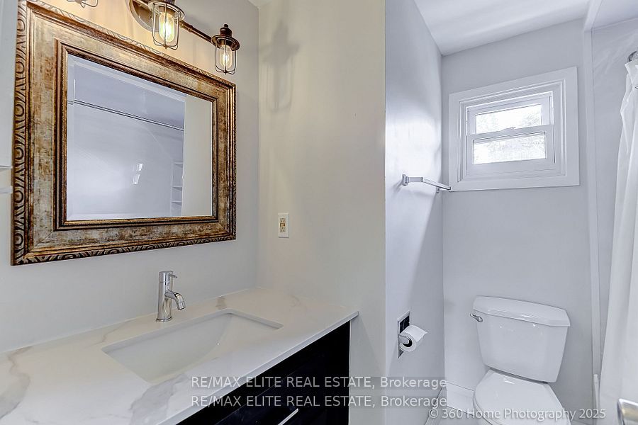 2032 Glenada Crescent Property Photo 6