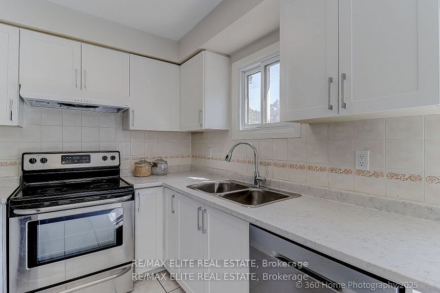 2032 Glenada Crescent Property Photo 9