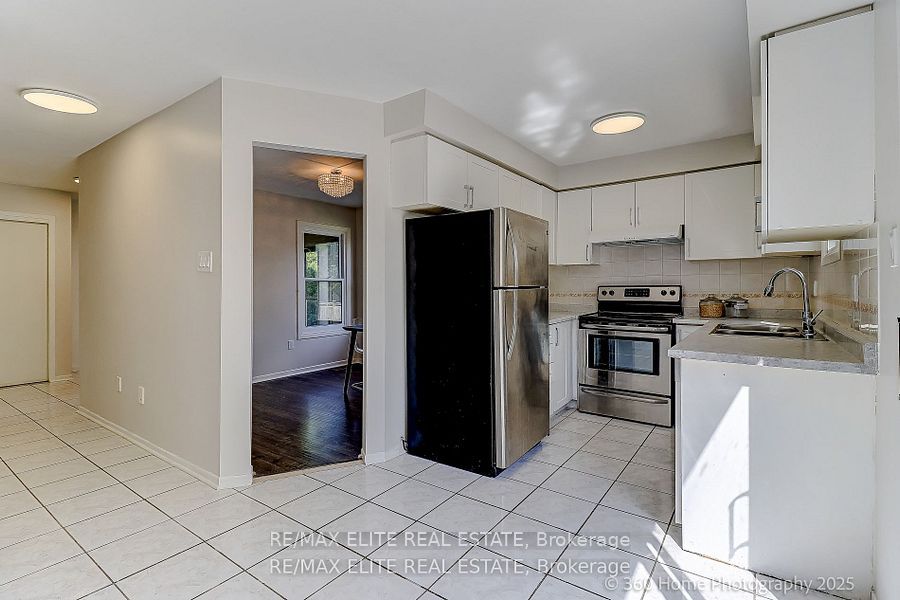2032 Glenada Crescent Property Photo 11