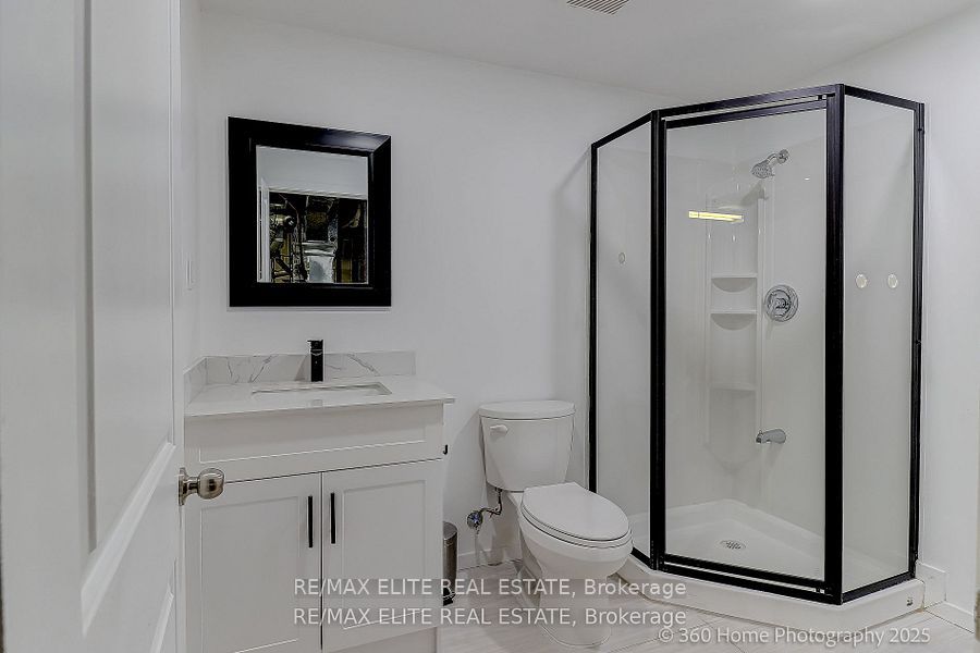 2032 Glenada Crescent Property Photo 12