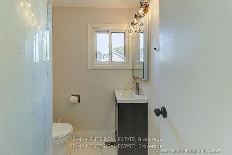 2032 Glenada Crescent Property Photo 14