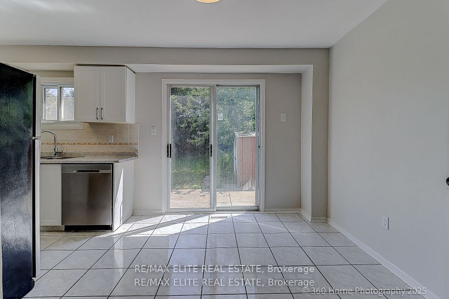 2032 Glenada Crescent Property Photo 15