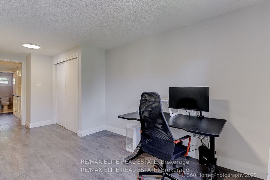 2032 Glenada Crescent Property Photo 21