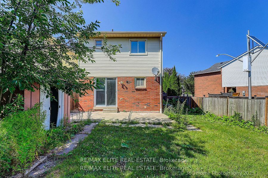 2032 Glenada Crescent Property Photo 26