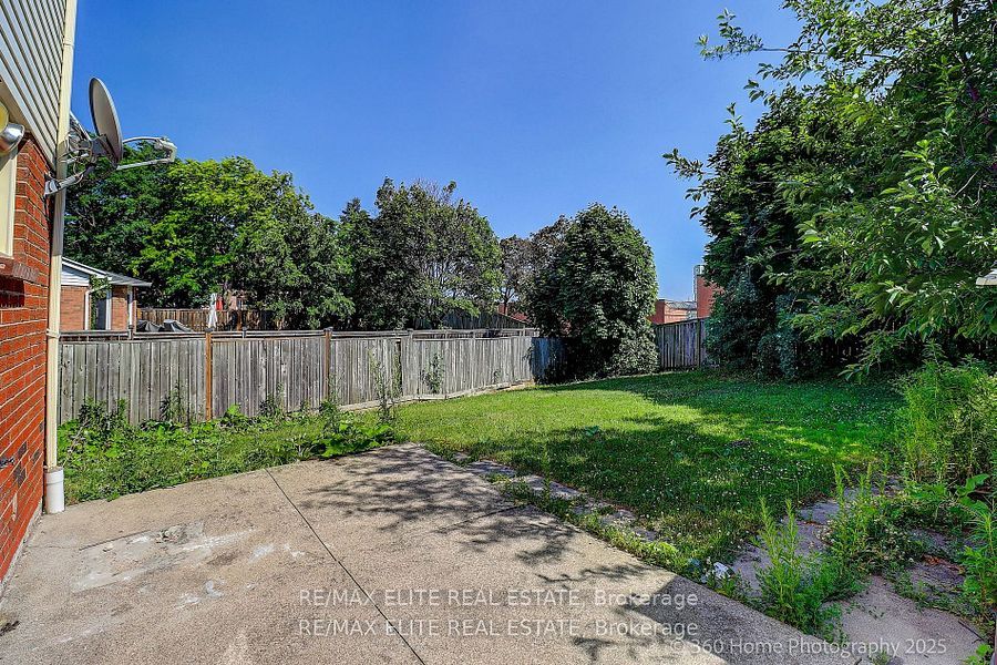 2032 Glenada Crescent Property Photo 27