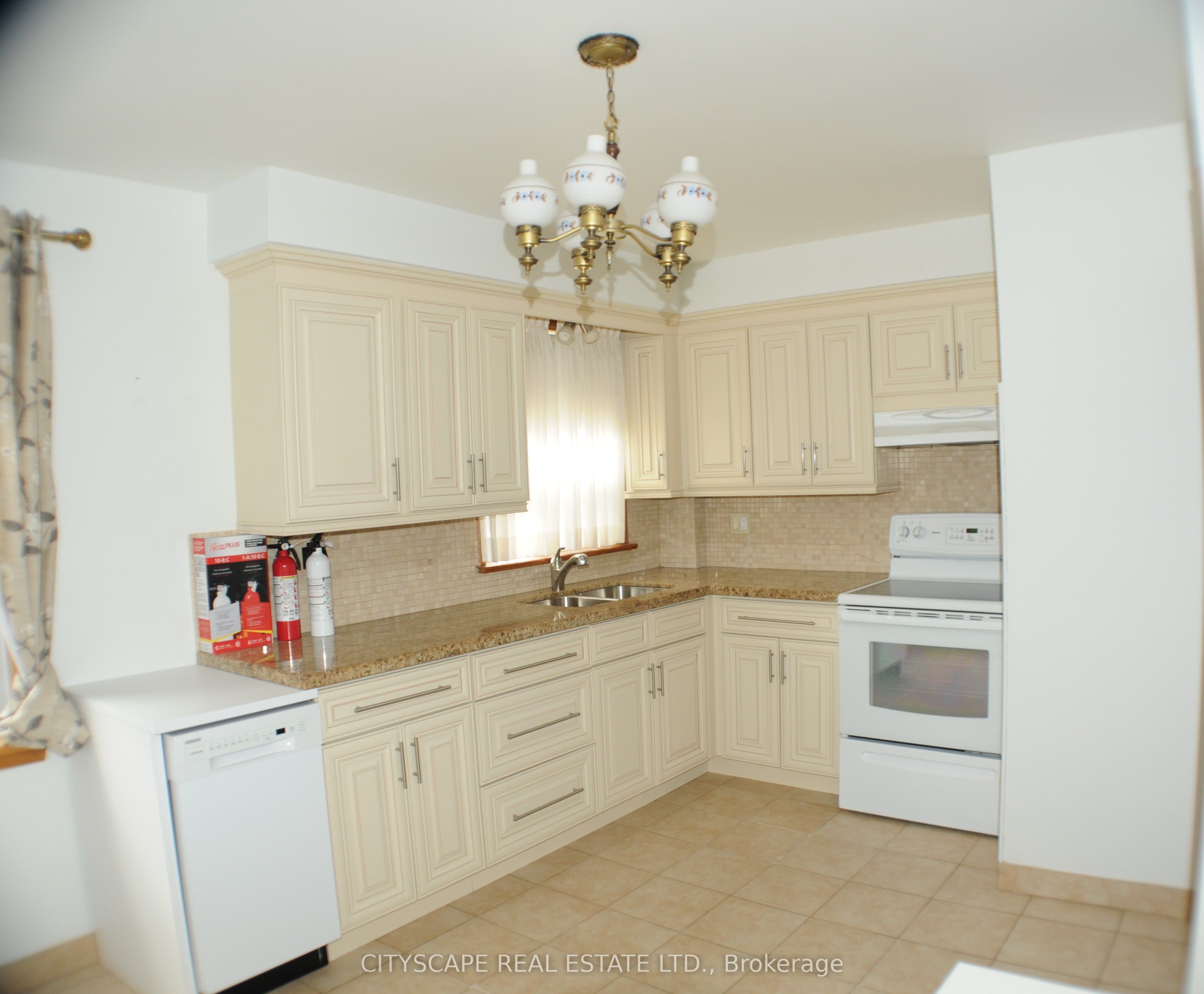 49 Algoma Street Upper Floor Property Photo 9