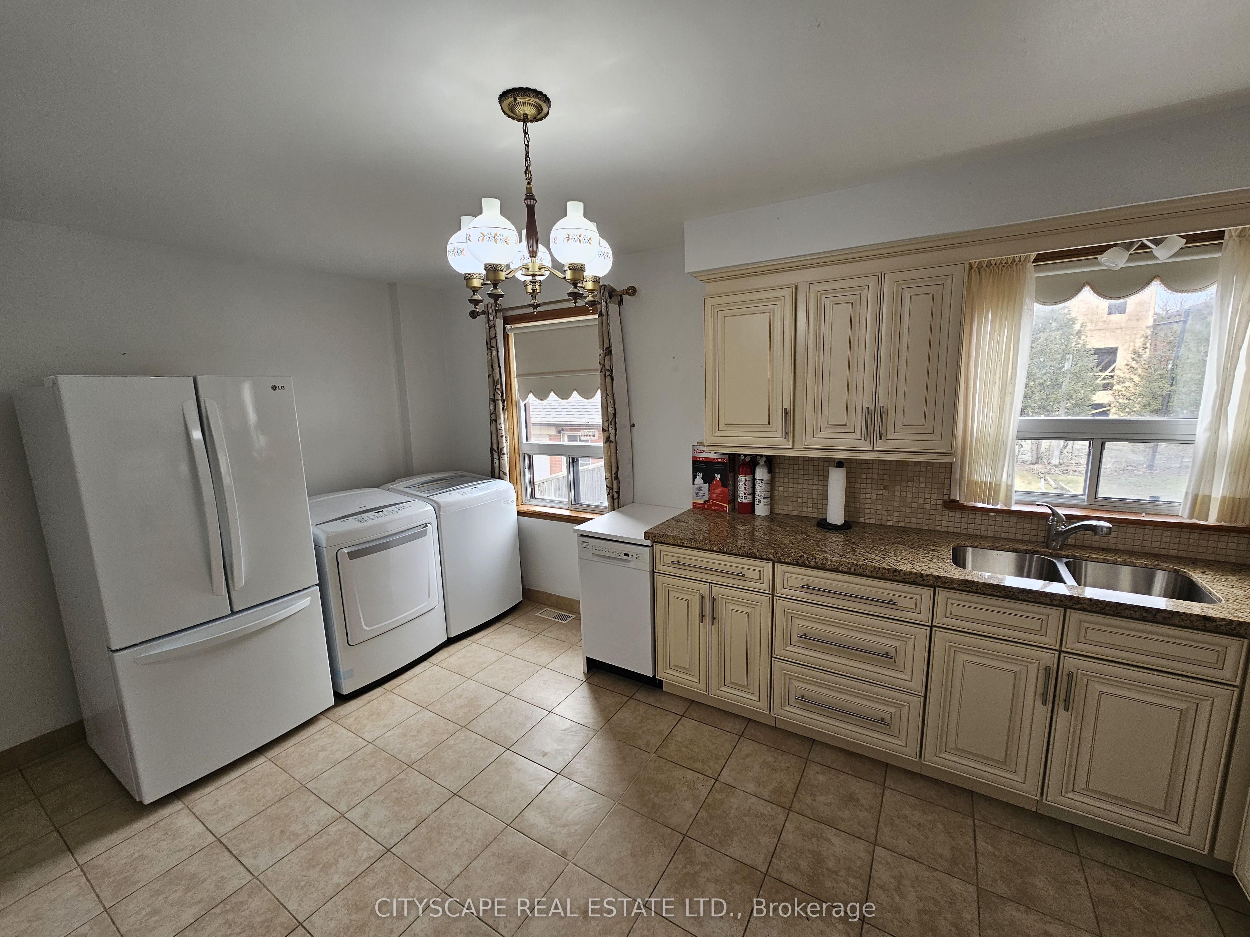 49 Algoma Street Upper Floor Property Photo 10