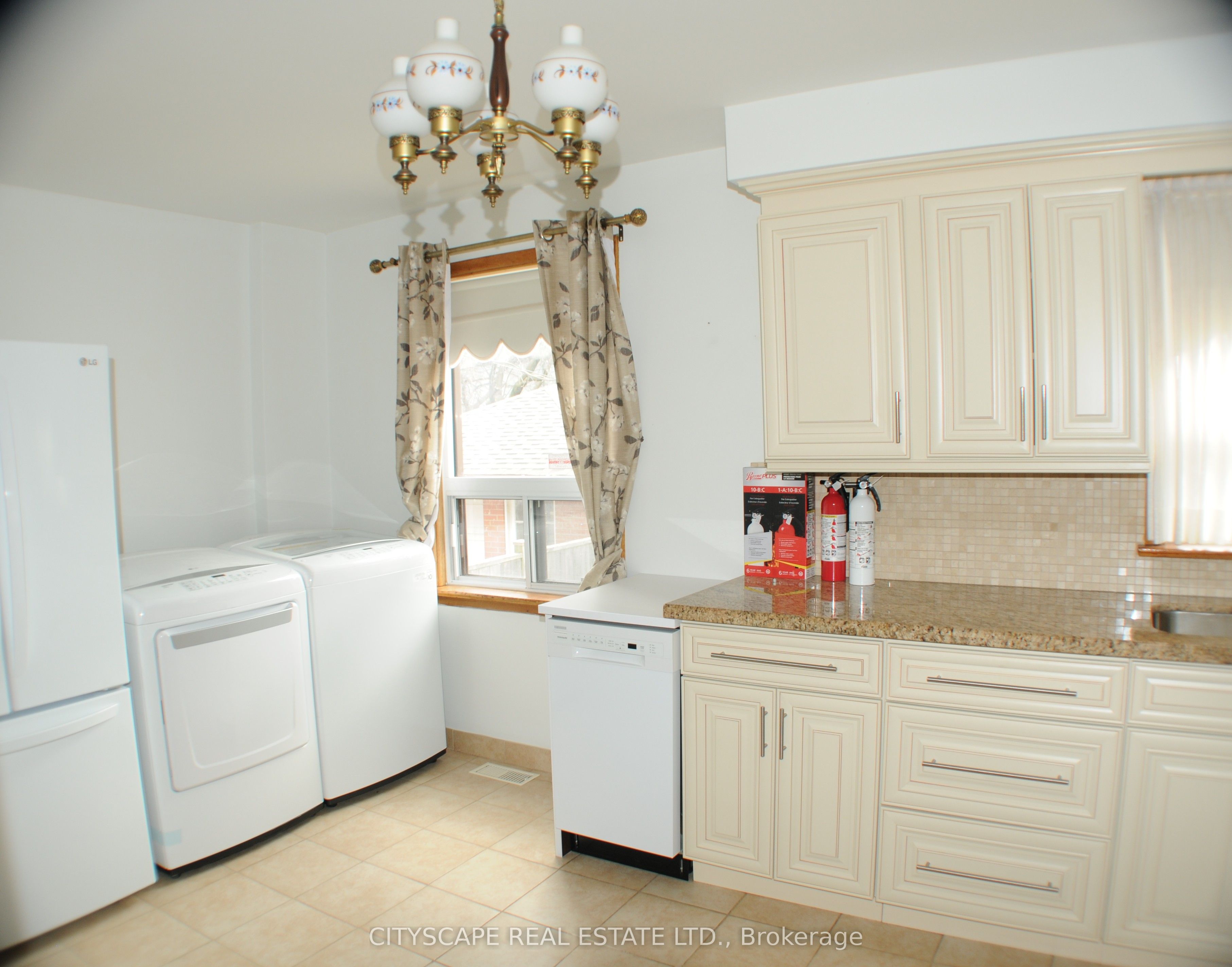 49 Algoma Street Upper Floor Property Photo 11