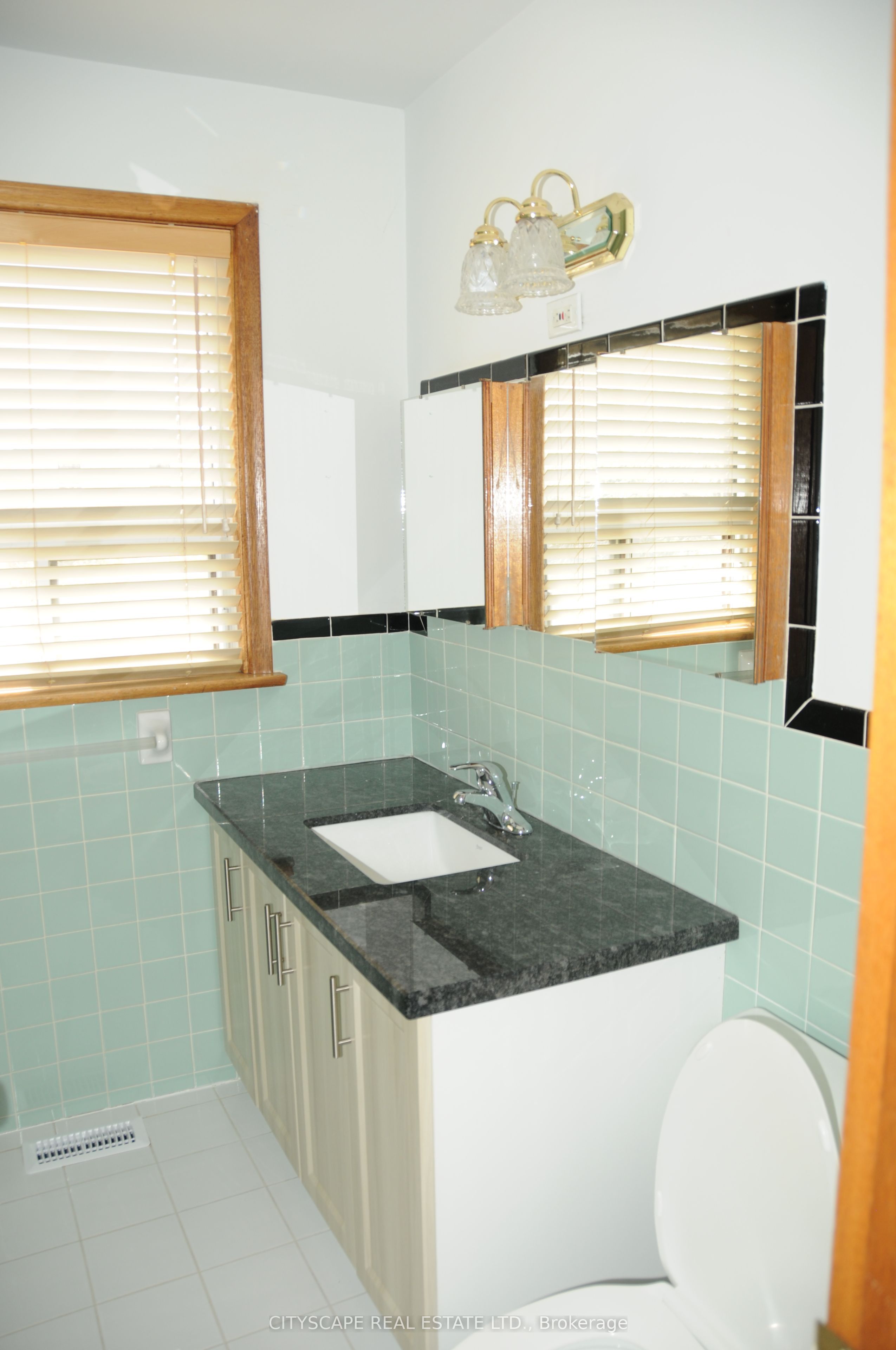 49 Algoma Street Upper Floor Property Photo 14