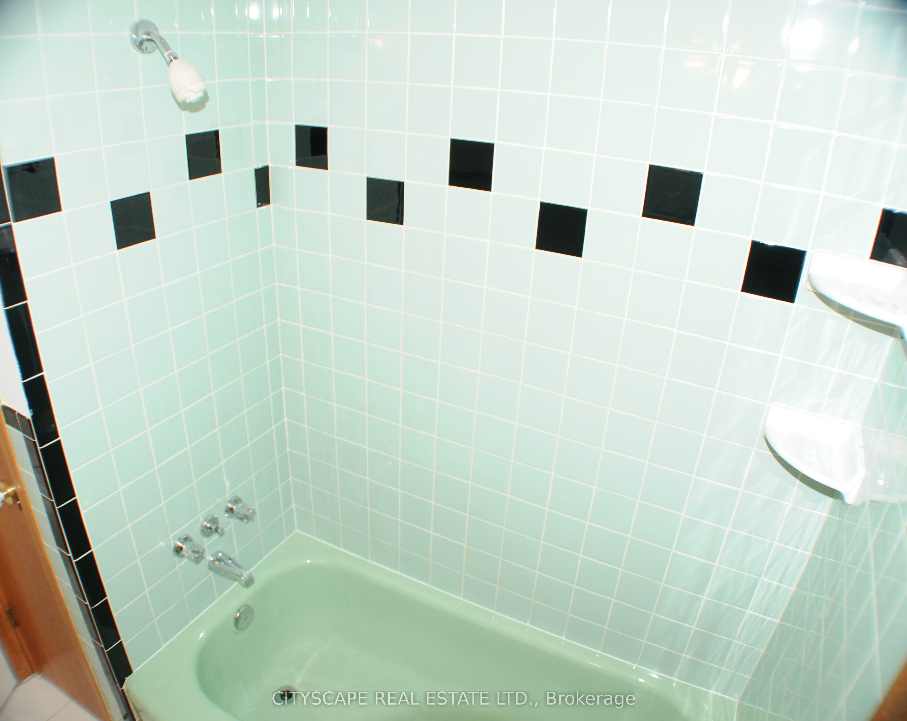 49 Algoma Street Upper Floor Property Photo 16