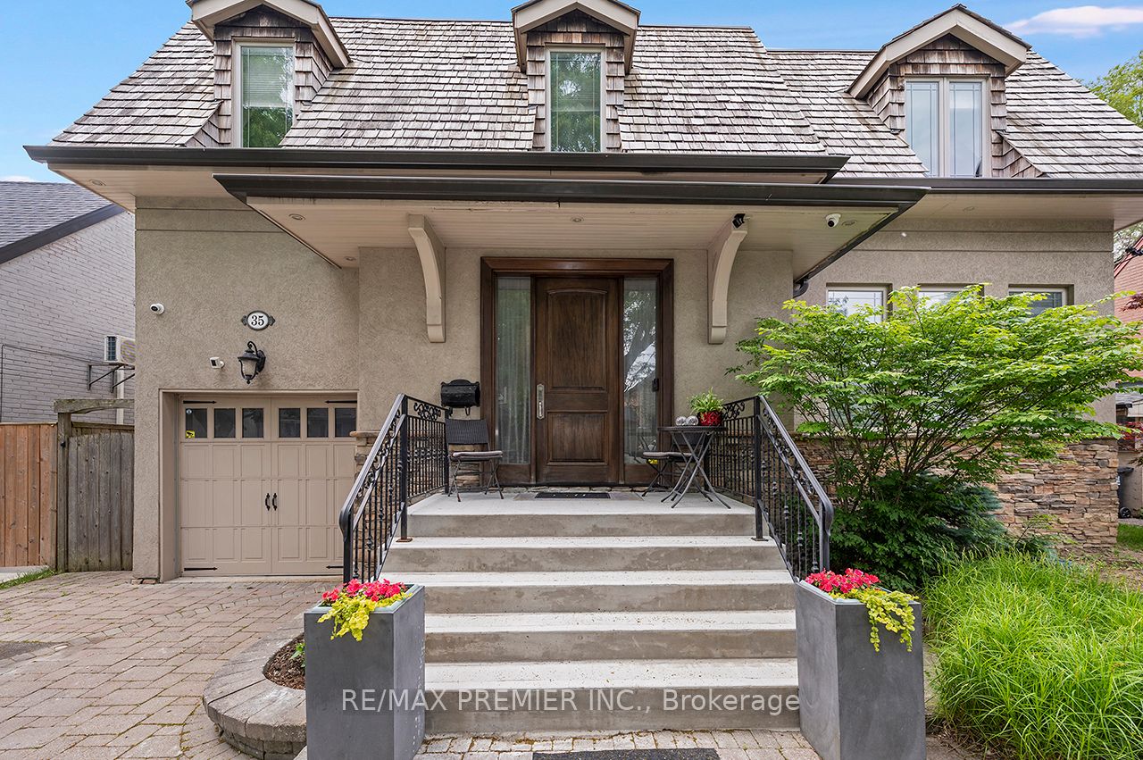 35 Yorkdale Crescent Property Photo 1