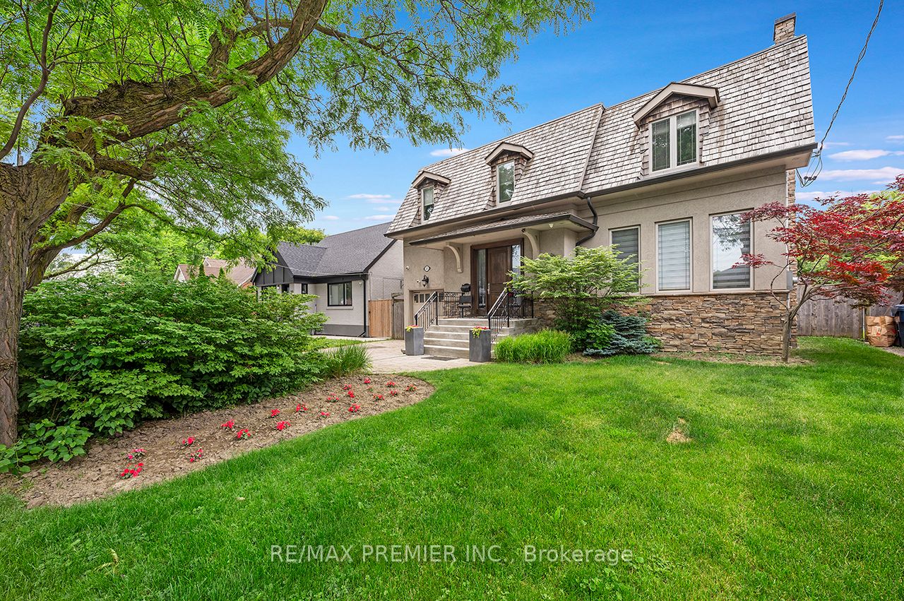 35 Yorkdale Crescent Property Photo 2